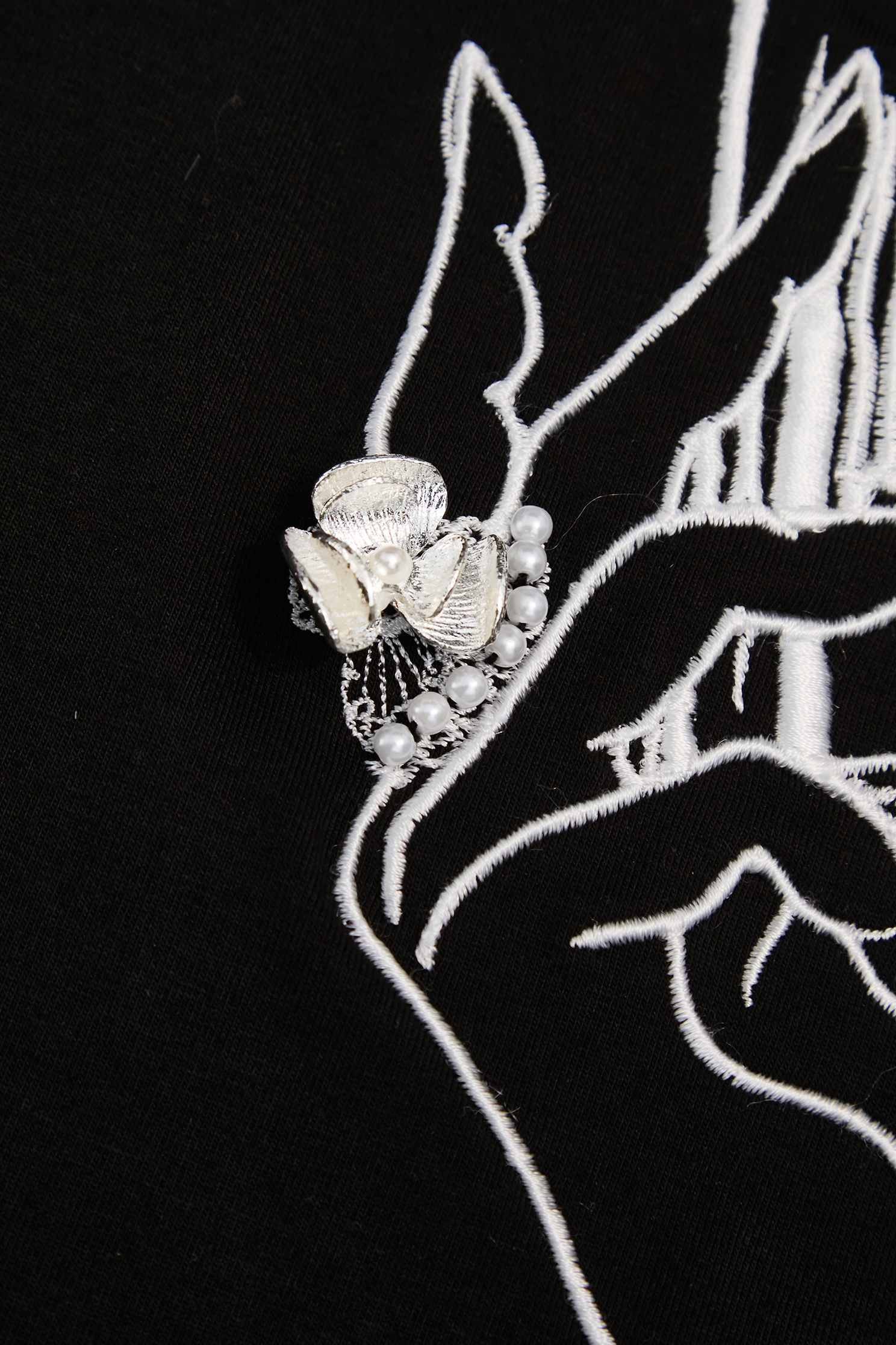 香水瓶繡花珍珠手工縫飾T恤香水瓶繡花珍珠手工縫飾T恤,上衣,春夏穿搭,珍珠,白色上衣,純棉,繡花,黑色上衣