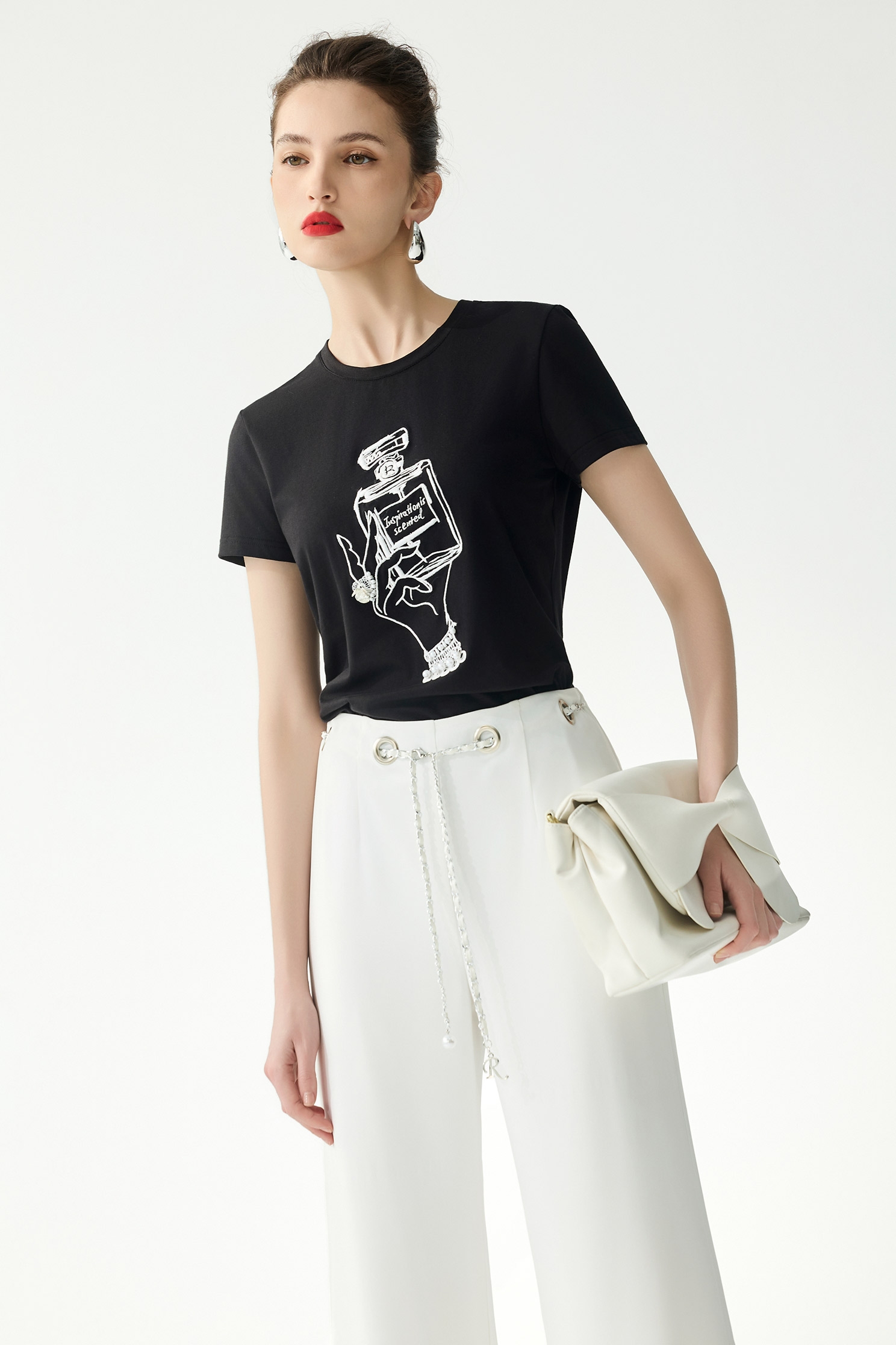 香水瓶繡花珍珠手工縫飾T恤香水瓶繡花珍珠手工縫飾T恤,上衣,春夏穿搭,珍珠,白色上衣,純棉,繡花,黑色上衣