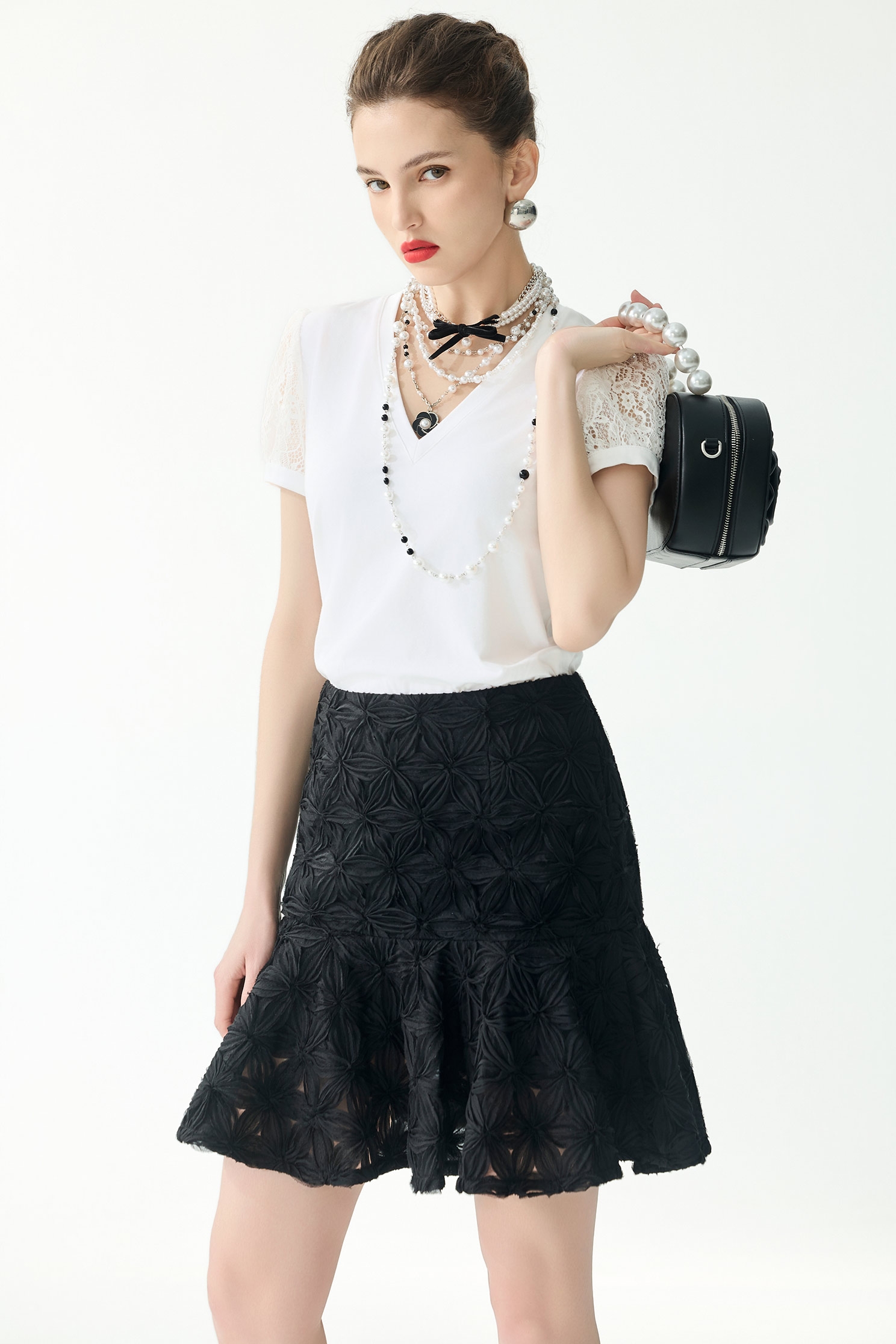 雪白v領崁亮片蕾絲拼接上衣雪白v領崁亮片蕾絲拼接上衣,上衣,春夏穿搭,白色上衣,蕾絲