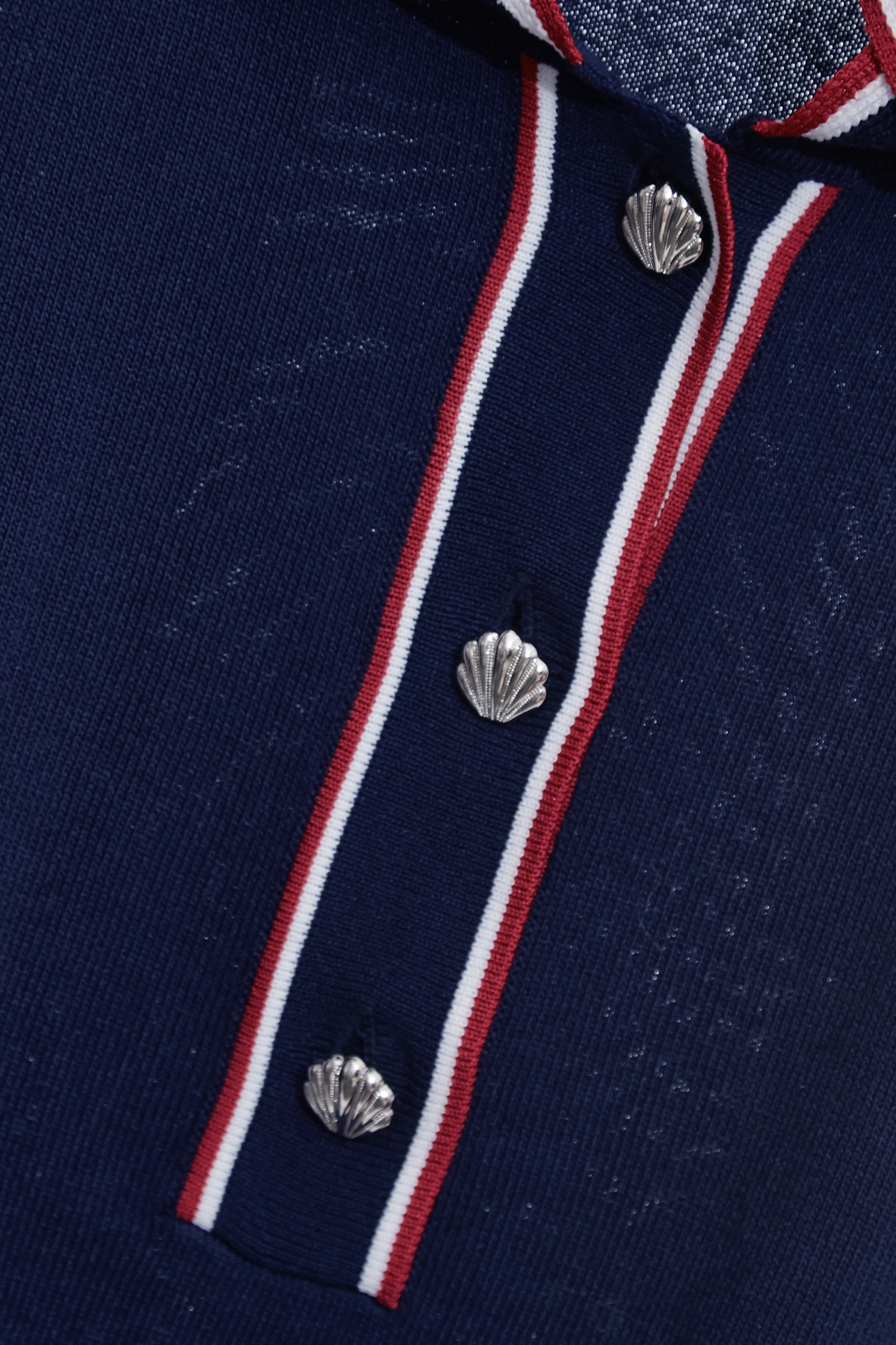 鑲紅白色邊POLO領針織上衣鑲紅白色邊POLO領針織上衣,上衣,春夏穿搭,白色上衣,針織,針織衫