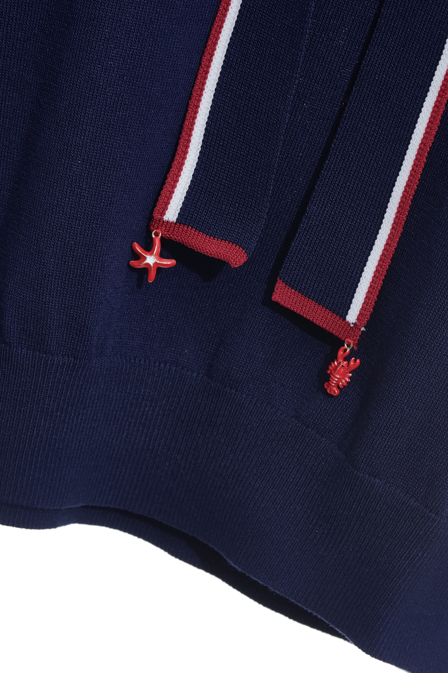 鑲紅白色邊POLO領針織上衣鑲紅白色邊POLO領針織上衣,上衣,春夏穿搭,白色上衣,針織,針織衫