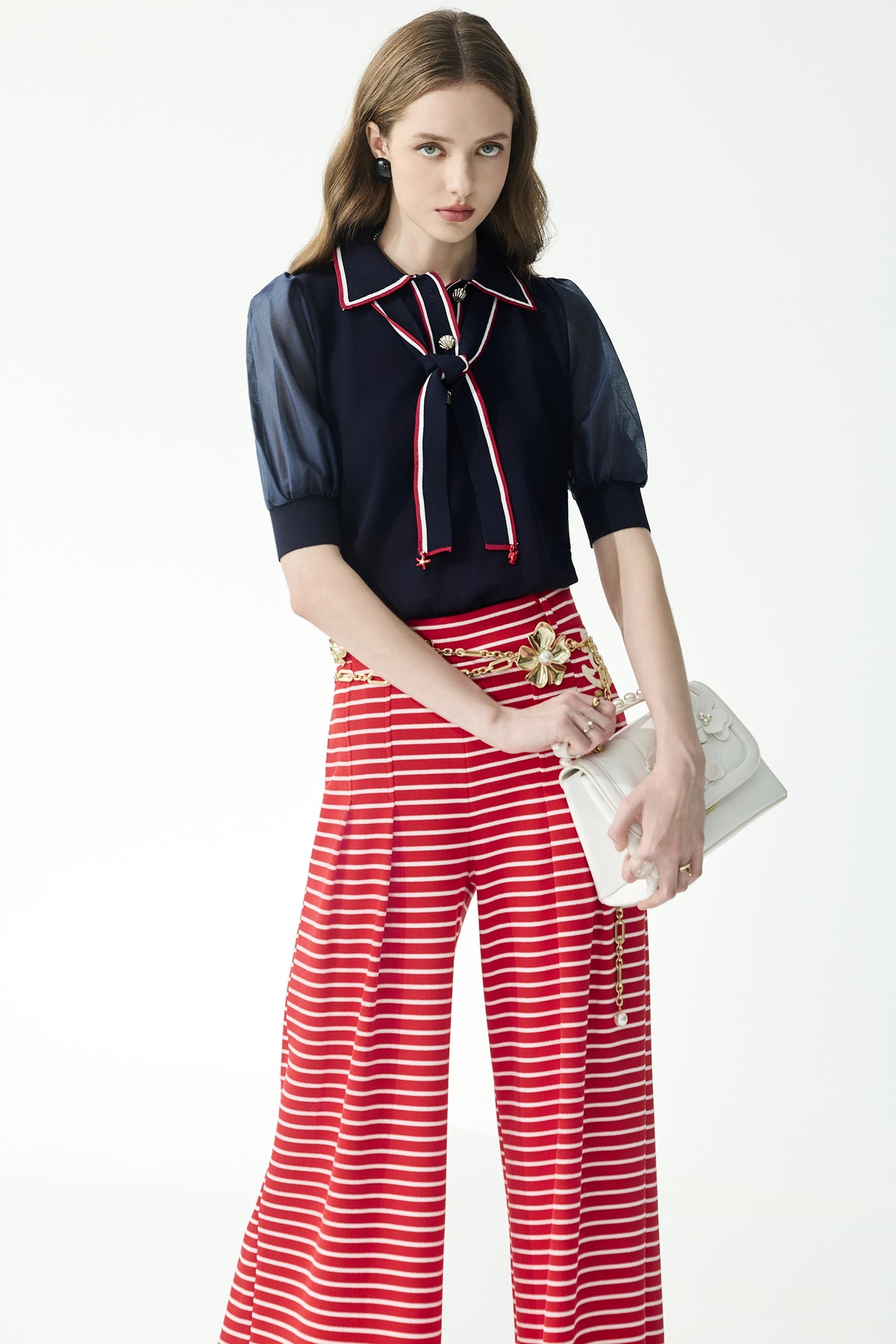 鑲紅白色邊POLO領針織上衣鑲紅白色邊POLO領針織上衣,上衣,春夏穿搭,白色上衣,針織,針織衫