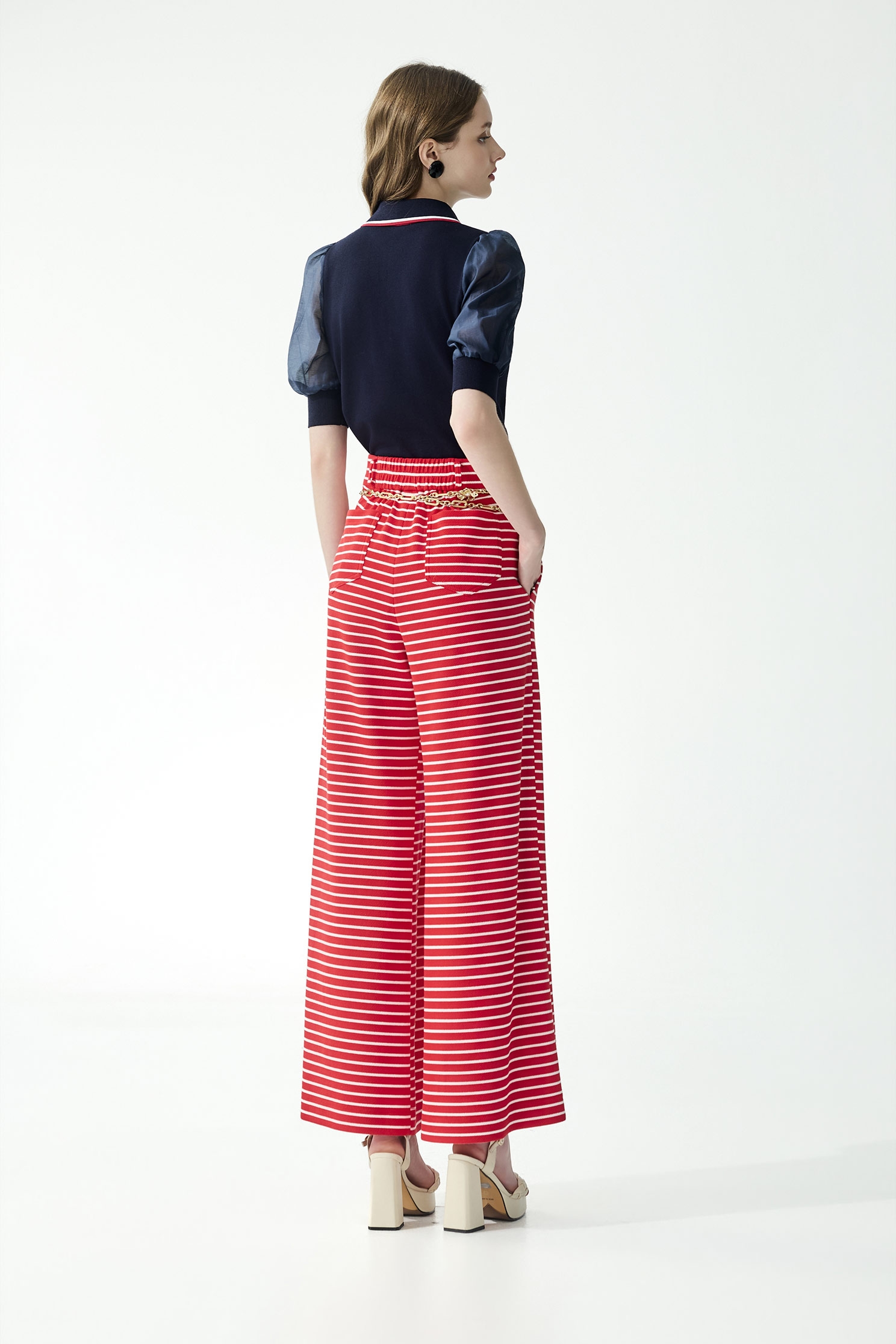 鑲紅白色邊POLO領針織上衣鑲紅白色邊POLO領針織上衣,上衣,春夏穿搭,白色上衣,針織,針織衫