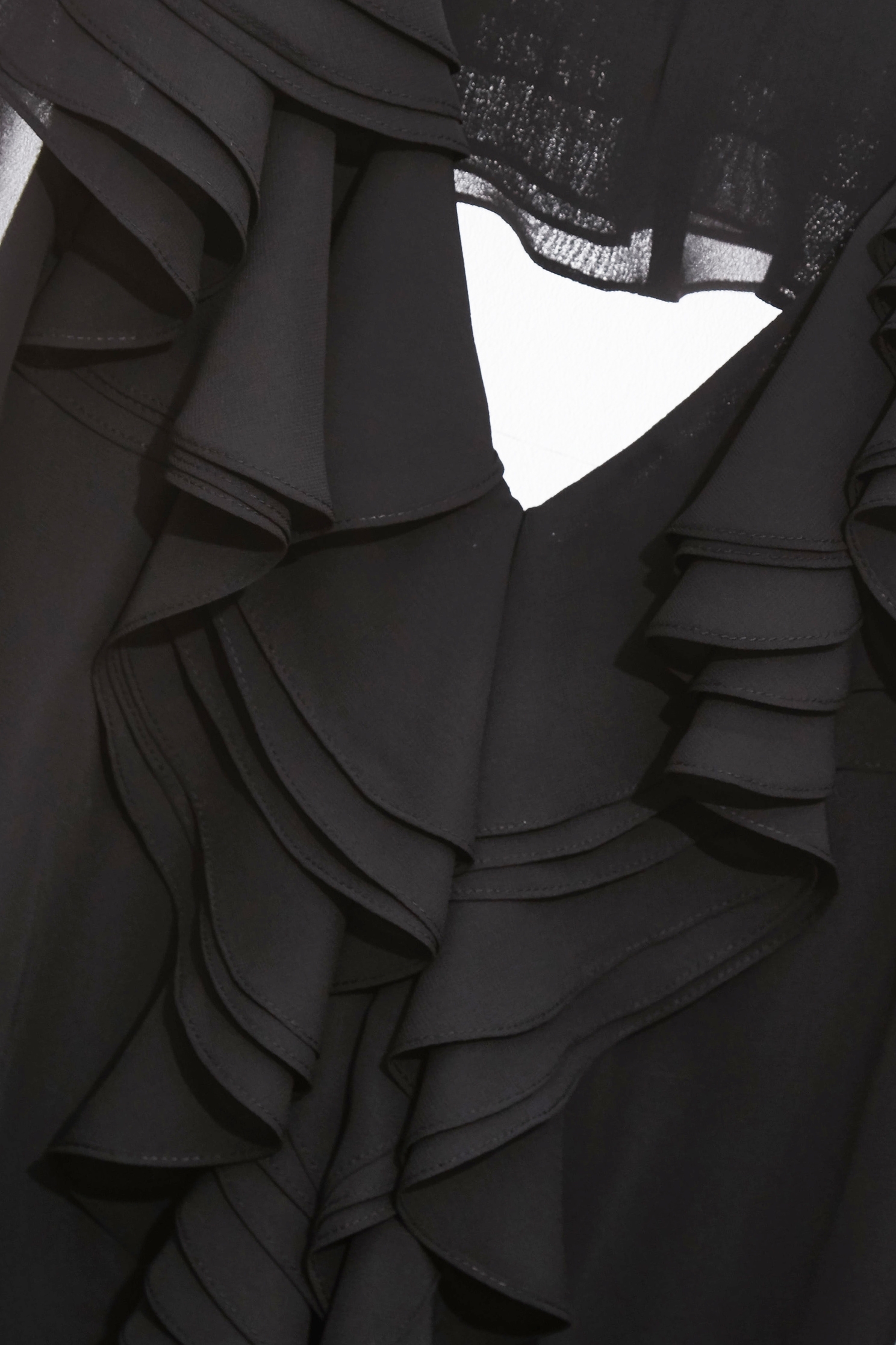 極致黑荷葉雪紡單品上衣極致黑荷葉雪紡單品上衣,上衣,內搭上衣,春夏穿搭,荷葉,雪紡,黑色上衣