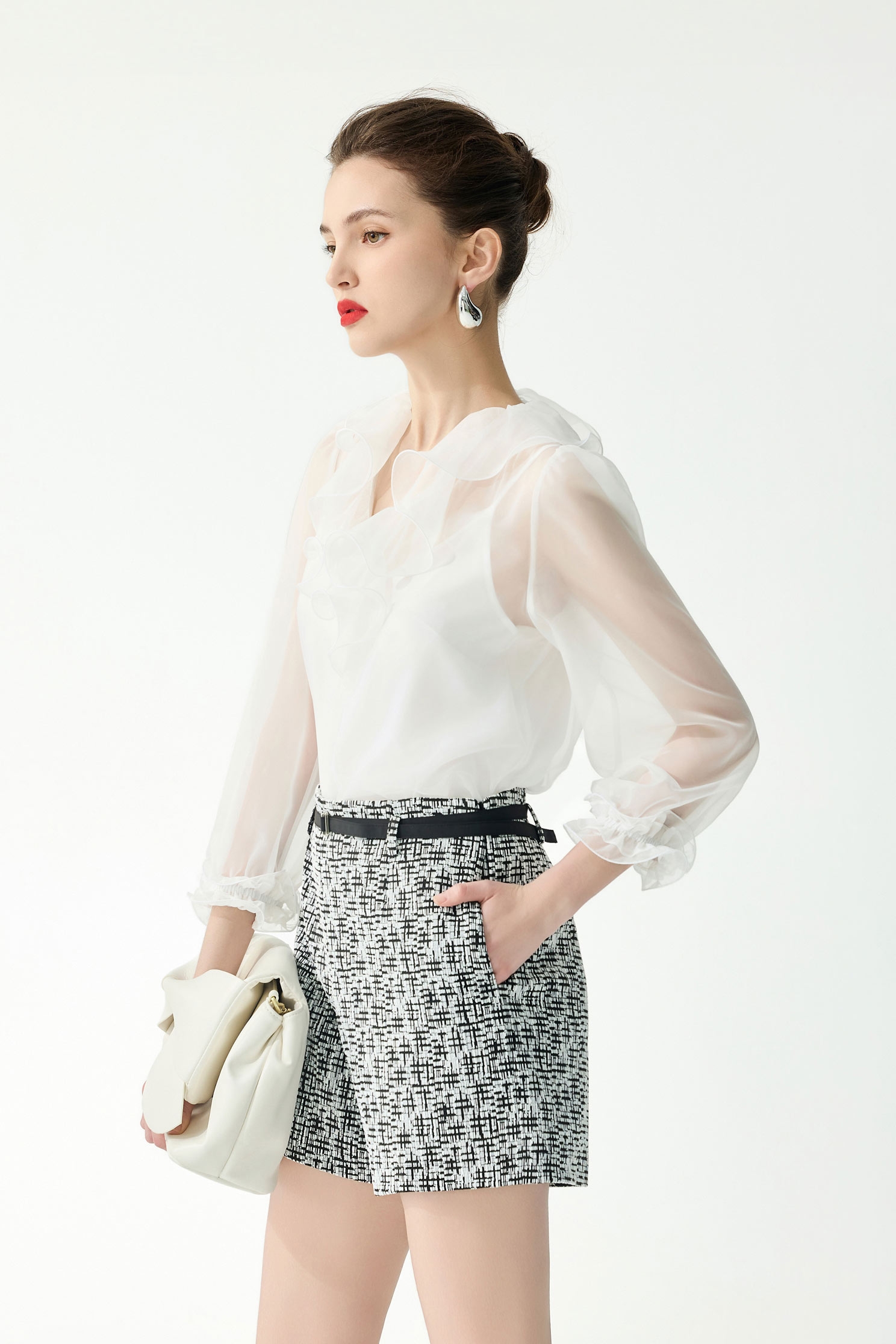 雪白V領荷葉七分袖上衣雪白V領荷葉七分袖上衣,上衣,內搭上衣,春夏穿搭,白色上衣,荷葉,雪紡