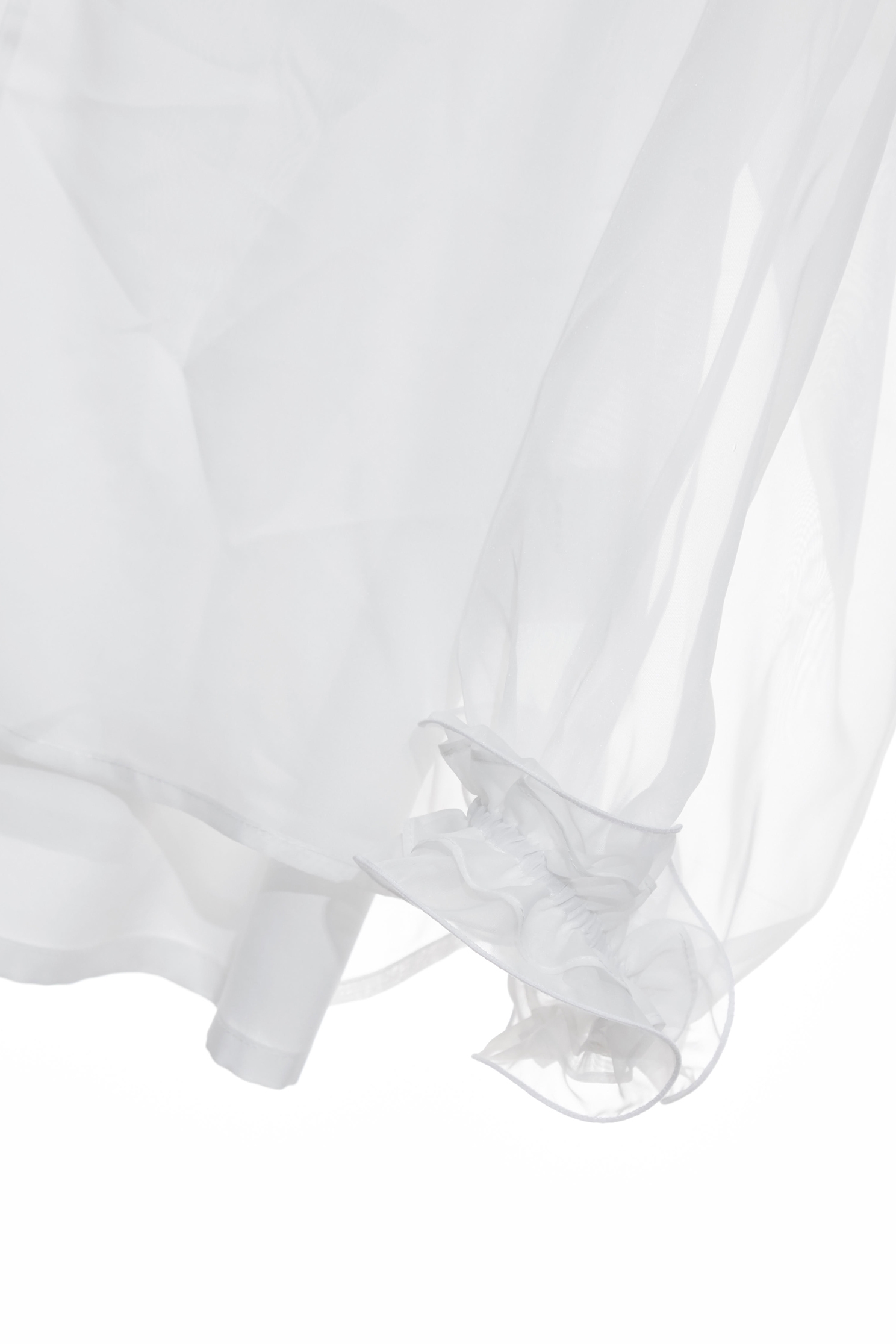 雪白V領荷葉七分袖上衣雪白V領荷葉七分袖上衣,上衣,內搭上衣,春夏穿搭,白色上衣,荷葉,雪紡