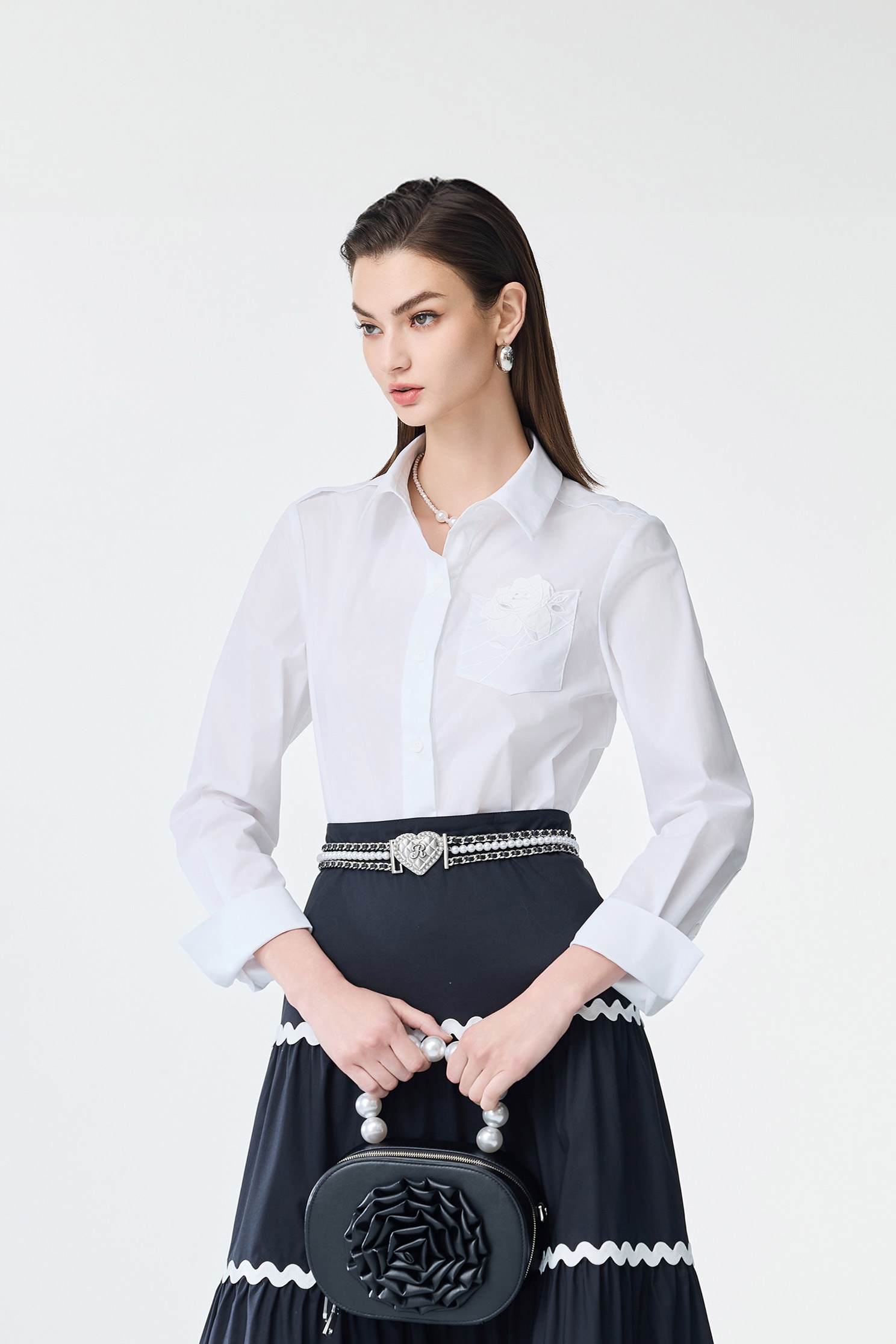 玫瑰繡花口袋簡約襯衫玫瑰繡花口袋簡約襯衫,上班OL穿搭,人氣商品,春夏穿搭,簡約穿搭,花花世界,襯衫