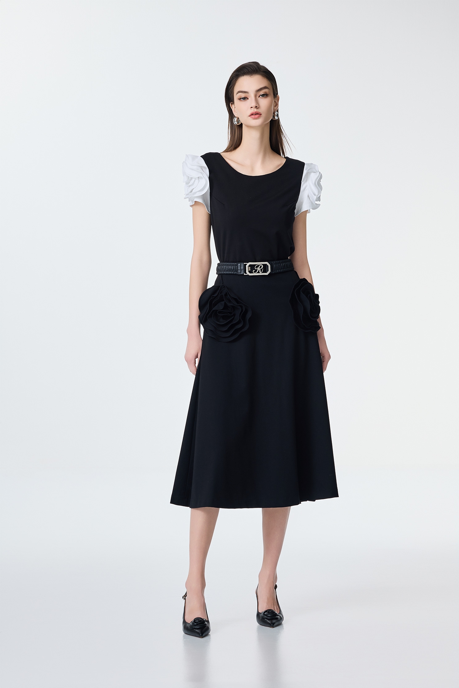 黑白撞色玫瑰繞花袖單品上衣黑白撞色玫瑰繞花袖單品上衣,上衣,人氣商品,春夏穿搭,時髦成套搭配,花花世界