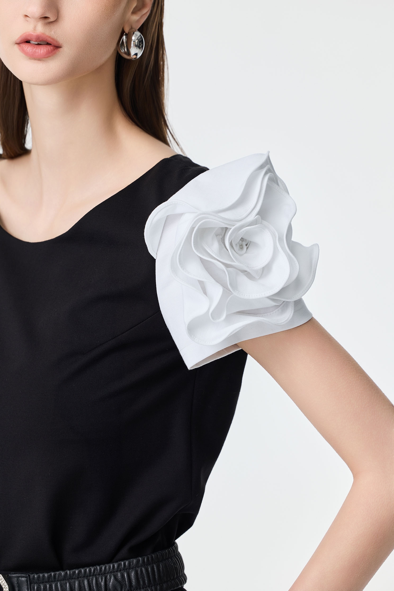 黑白撞色玫瑰繞花袖單品上衣黑白撞色玫瑰繞花袖單品上衣,上衣,人氣商品,春夏穿搭,時髦成套搭配,花花世界