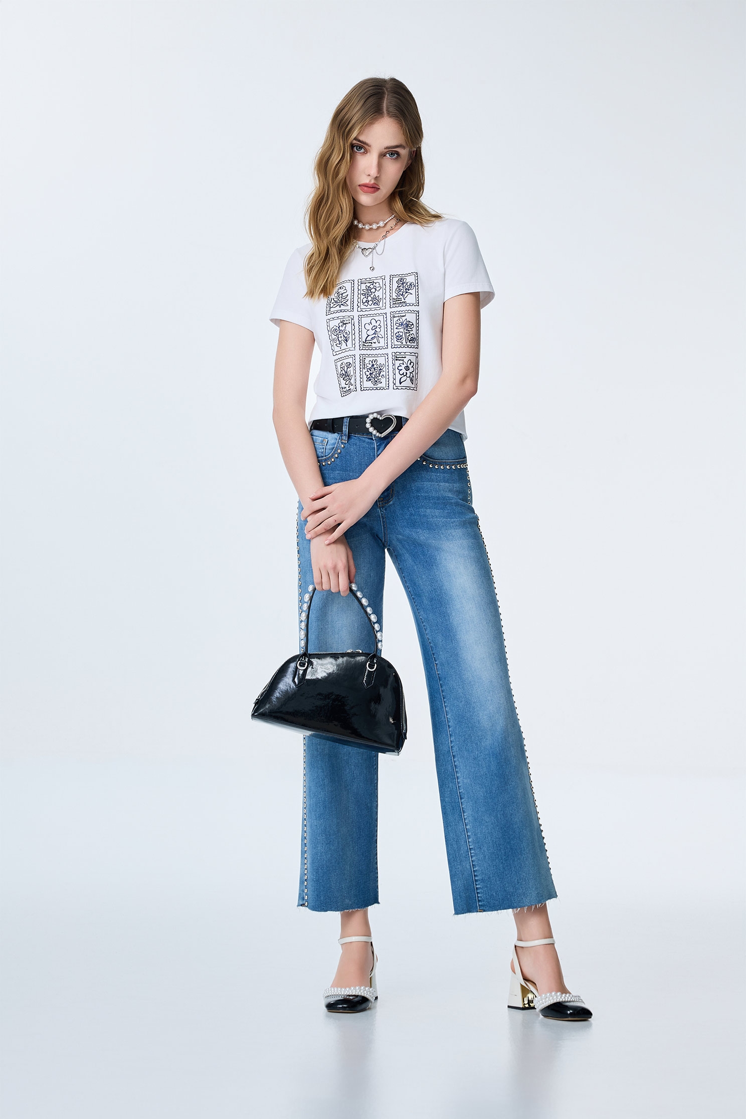 花朵郵票造型T恤上衣花朵郵票造型T恤上衣,T-Shirt,T恤,上衣,刺繡,春夏穿搭,約會特輯,純棉