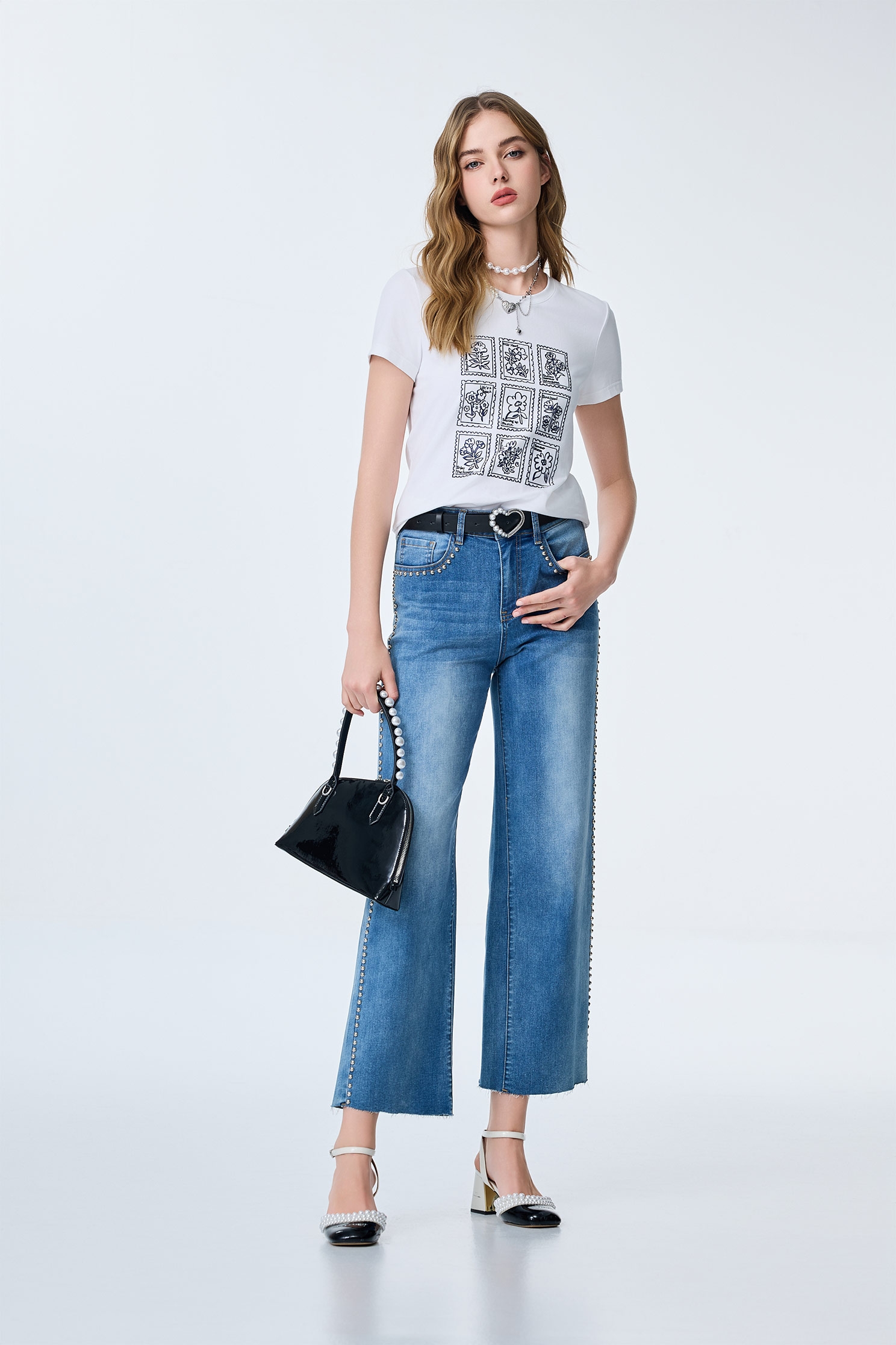 花朵郵票造型T恤上衣花朵郵票造型T恤上衣,T-Shirt,T恤,上衣,刺繡,春夏穿搭,約會特輯,純棉