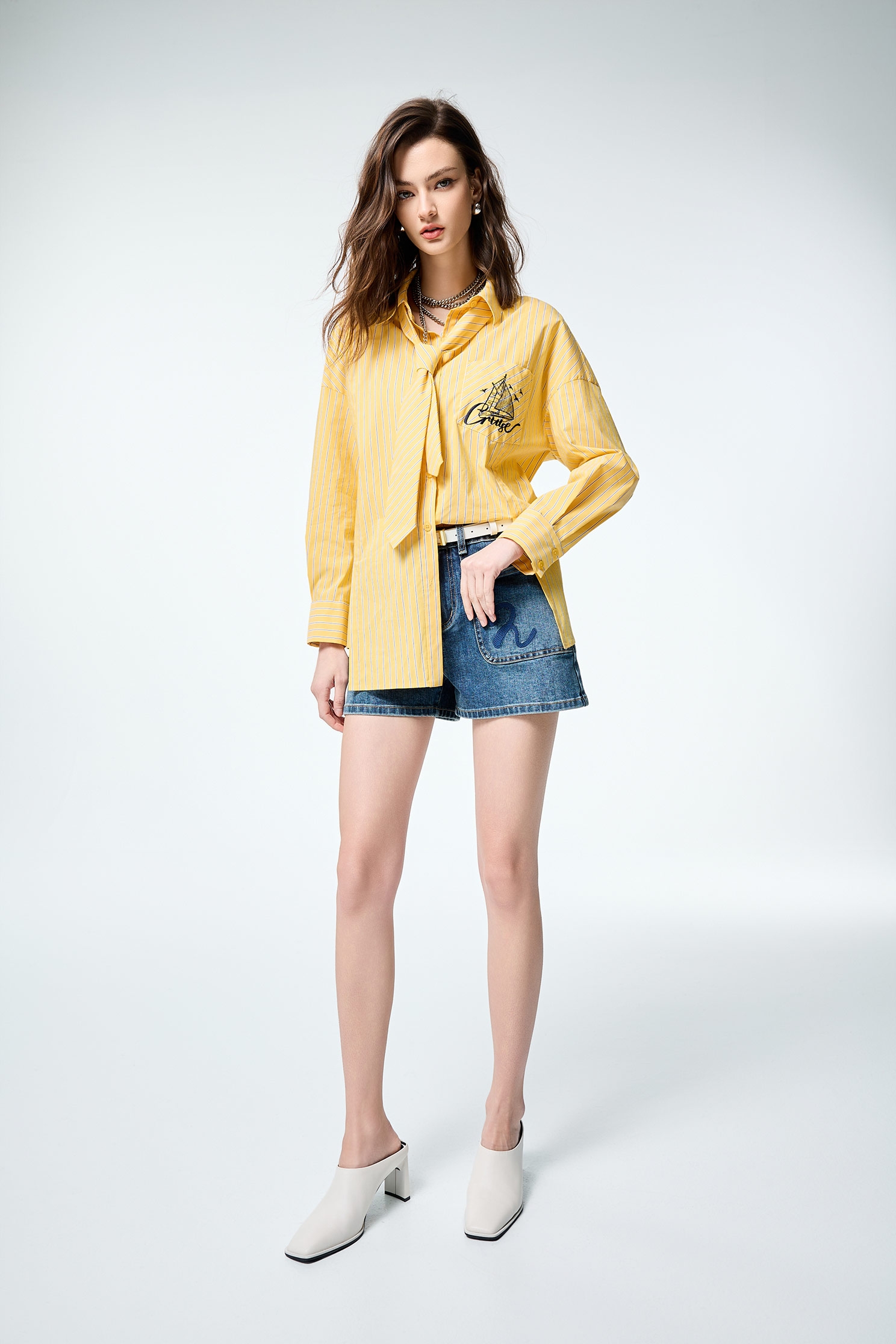 黃灰條不規則剪接大襯衫黃灰條不規則剪接大襯衫,上班OL穿搭,人氣商品,春夏穿搭,條紋,繡花,襯衫,輕奢度假,輕奢渡假