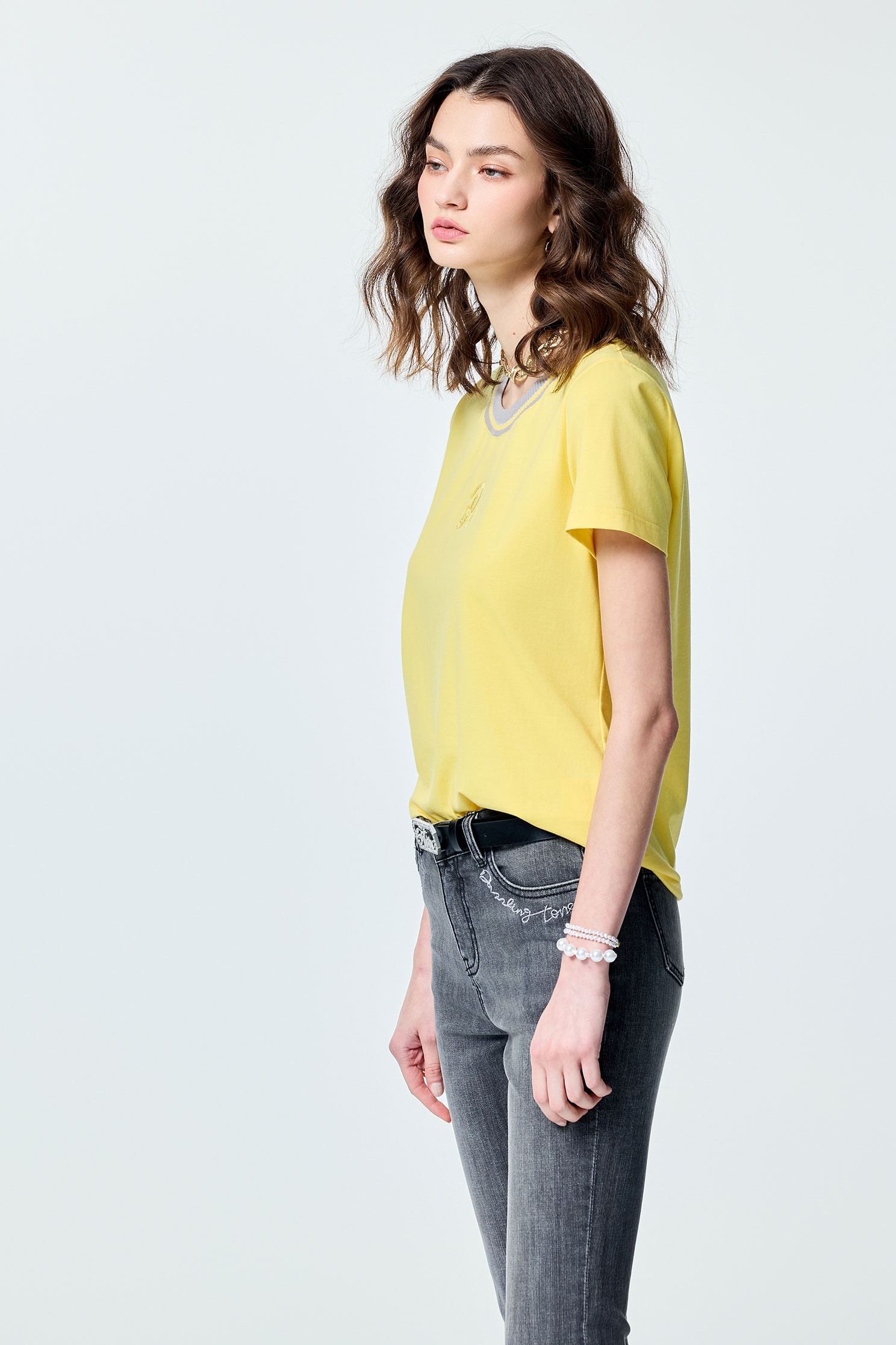 撞色羅紋領陽光黃Ｔ撞色羅紋領陽光黃Ｔ,T-Shirt,春夏穿搭,純棉,繡花,輕奢度假,輕奢渡假