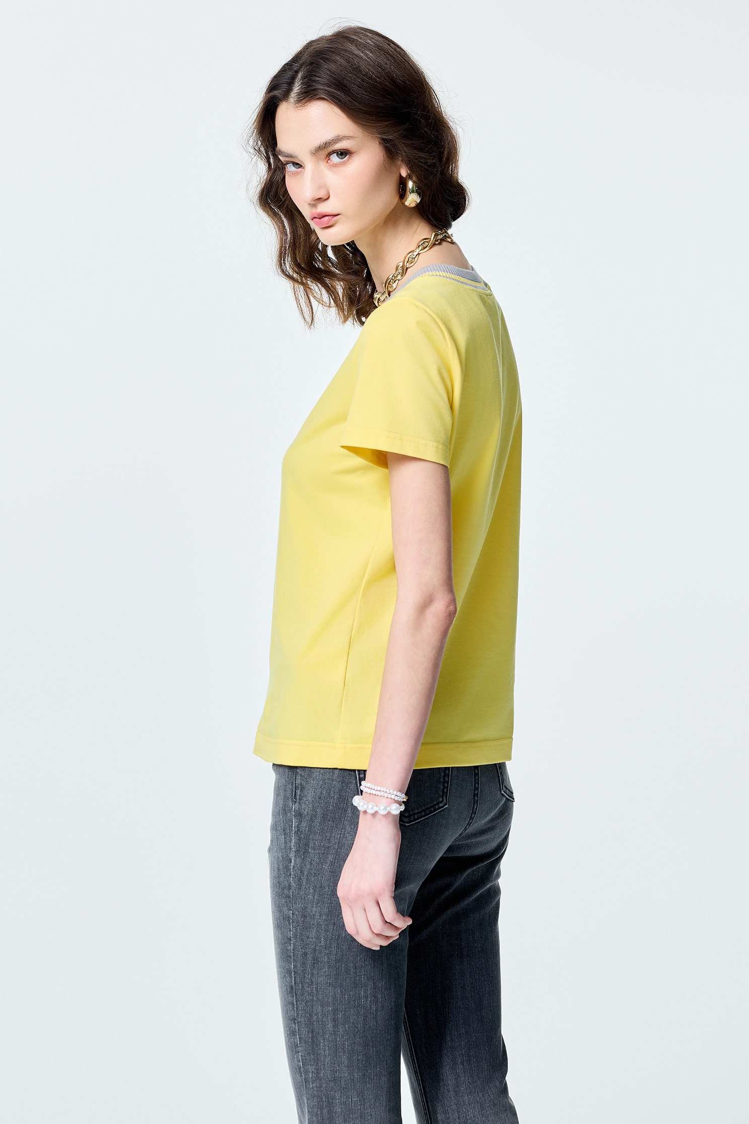 撞色羅紋領陽光黃Ｔ撞色羅紋領陽光黃Ｔ,T-Shirt,春夏穿搭,純棉,繡花,輕奢度假,輕奢渡假