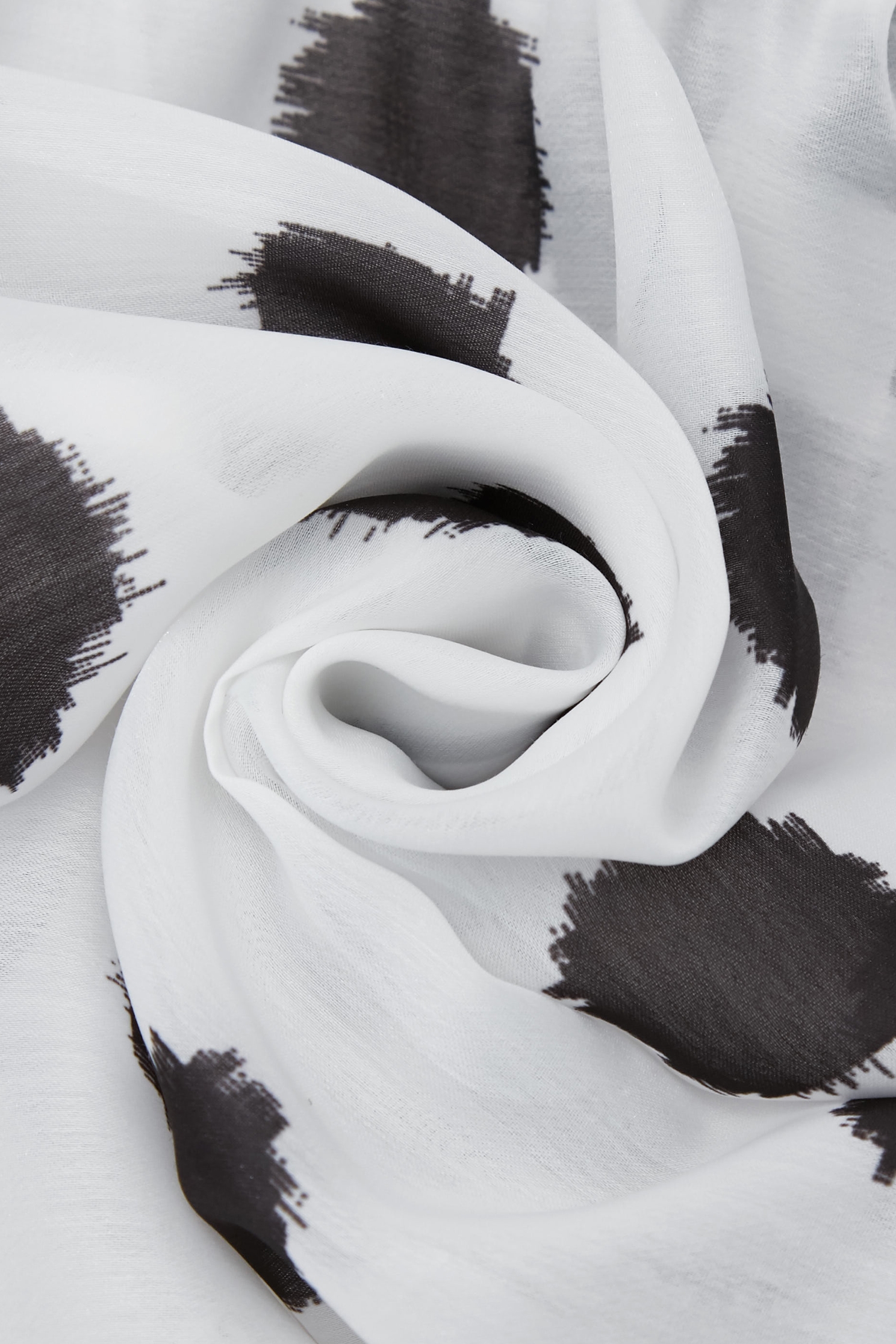 黑白暈染波點印花絲綿單品黑白暈染波點印花絲綿單品,上班OL穿搭,上衣,內搭上衣,春夏穿搭,波點,荷葉,蝴蝶結,輕奢度假,輕奢渡假