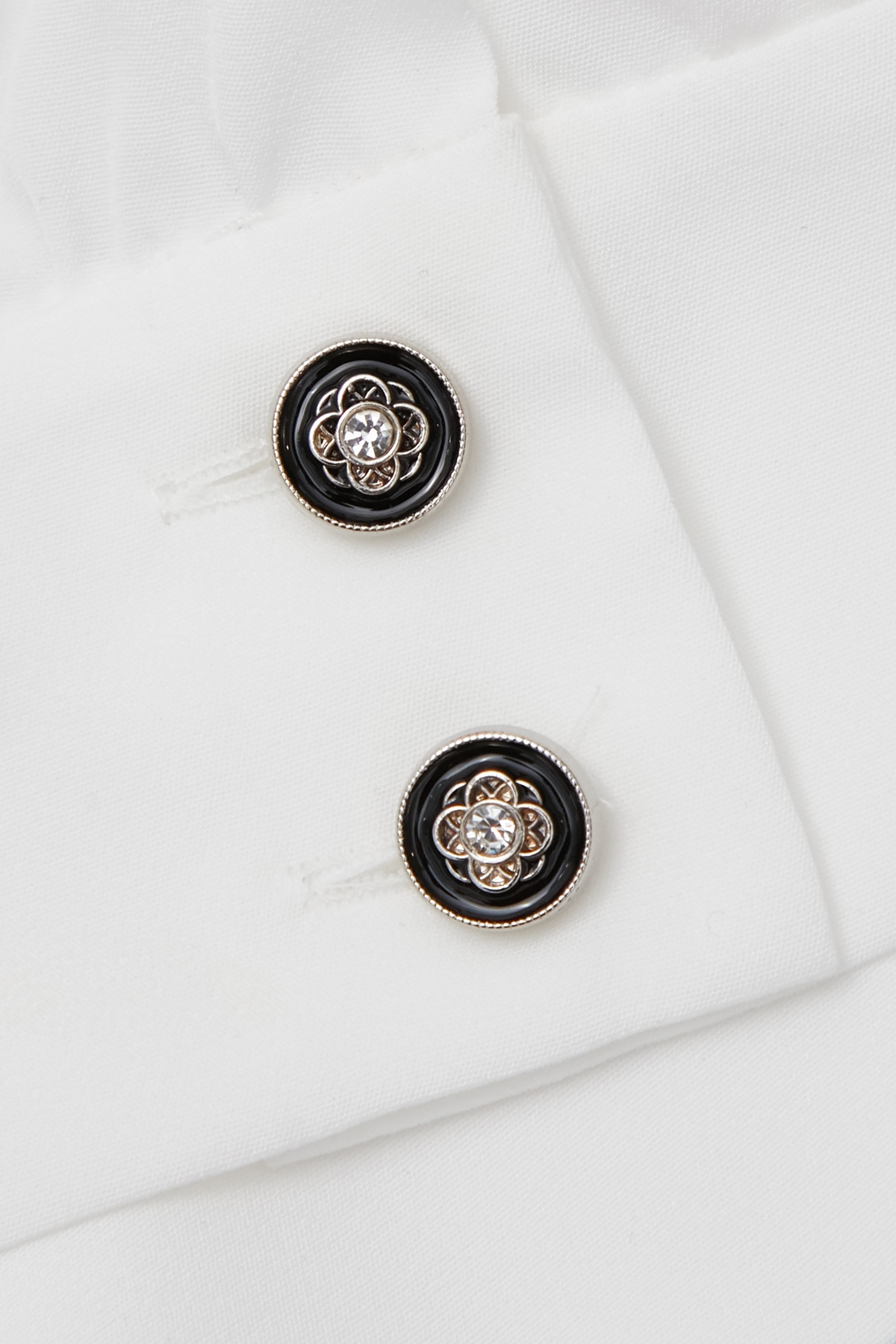 白底黑邊蝴蝶袖單品上衣白底黑邊蝴蝶袖單品上衣,上班OL穿搭,上衣,人氣商品,春夏穿搭,約會特輯,荷葉