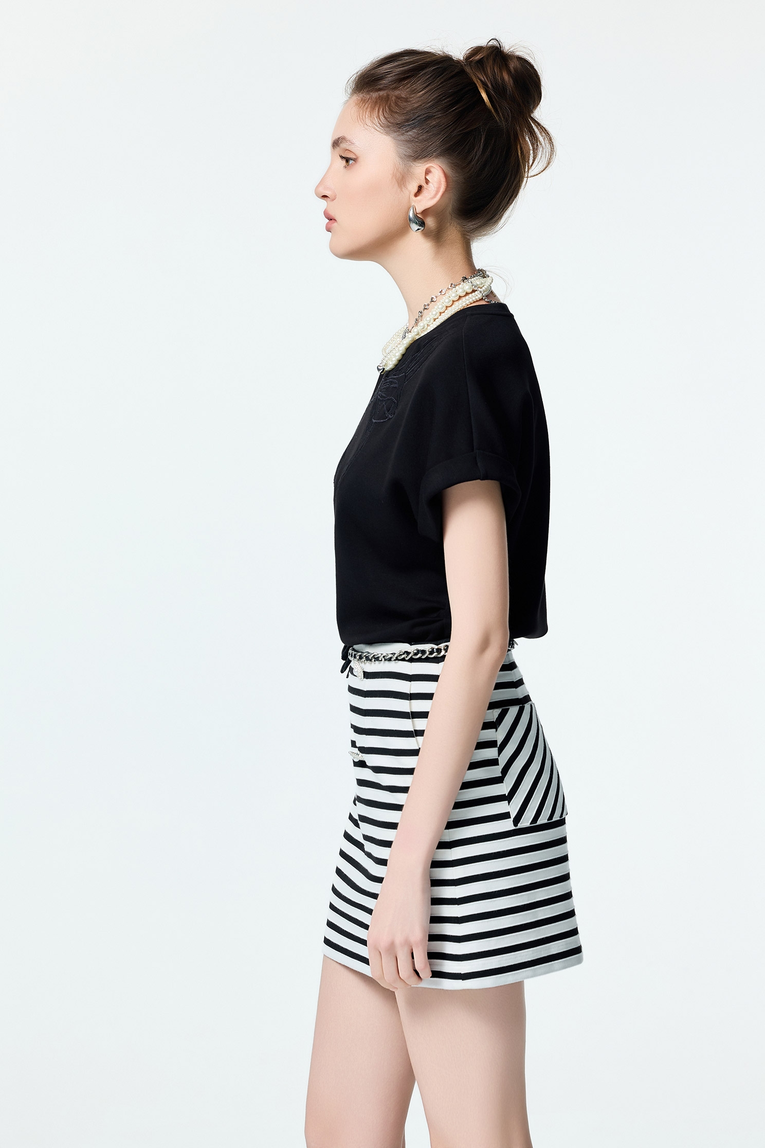 蝴蝶結立體繡花單品T恤蝴蝶結立體繡花單品T恤,上衣,春夏穿搭,繡花,蝴蝶結,黑色上衣