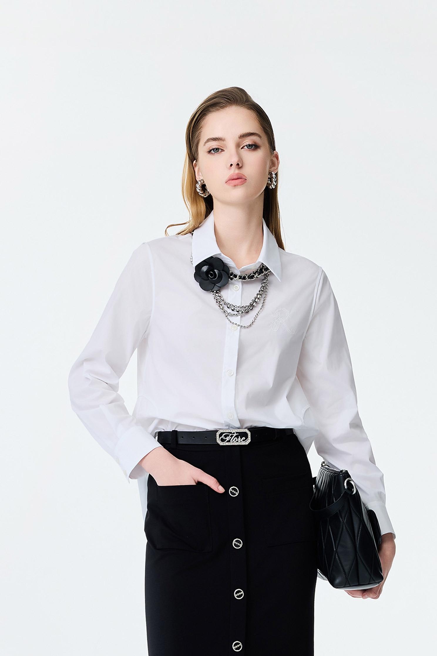 平塔克線條設計白襯衫平塔克線條設計白襯衫,上班OL穿搭,春夏穿搭,繡花,襯衫