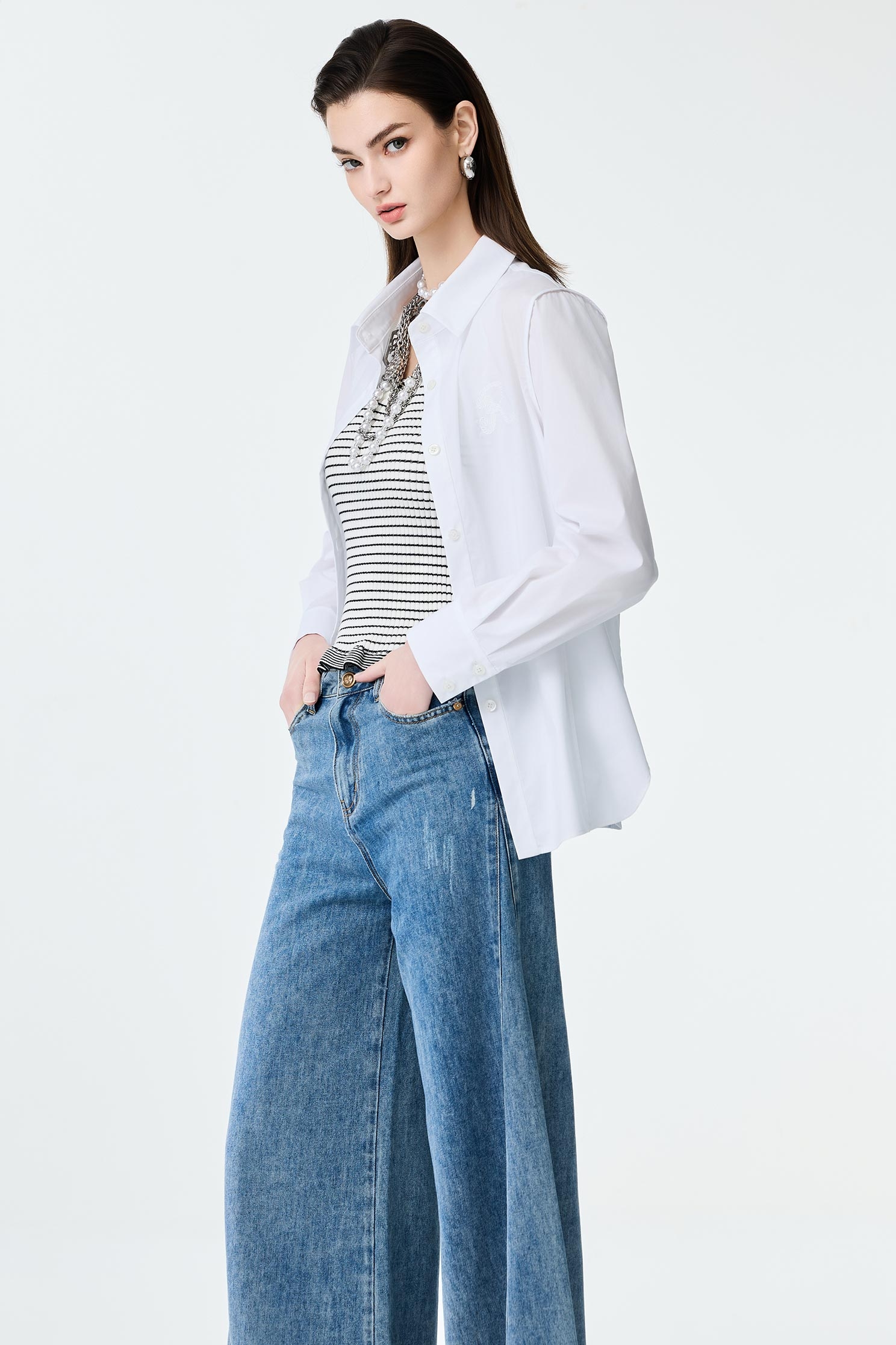 平塔克線條設計白襯衫平塔克線條設計白襯衫,上班OL穿搭,春夏穿搭,繡花,襯衫