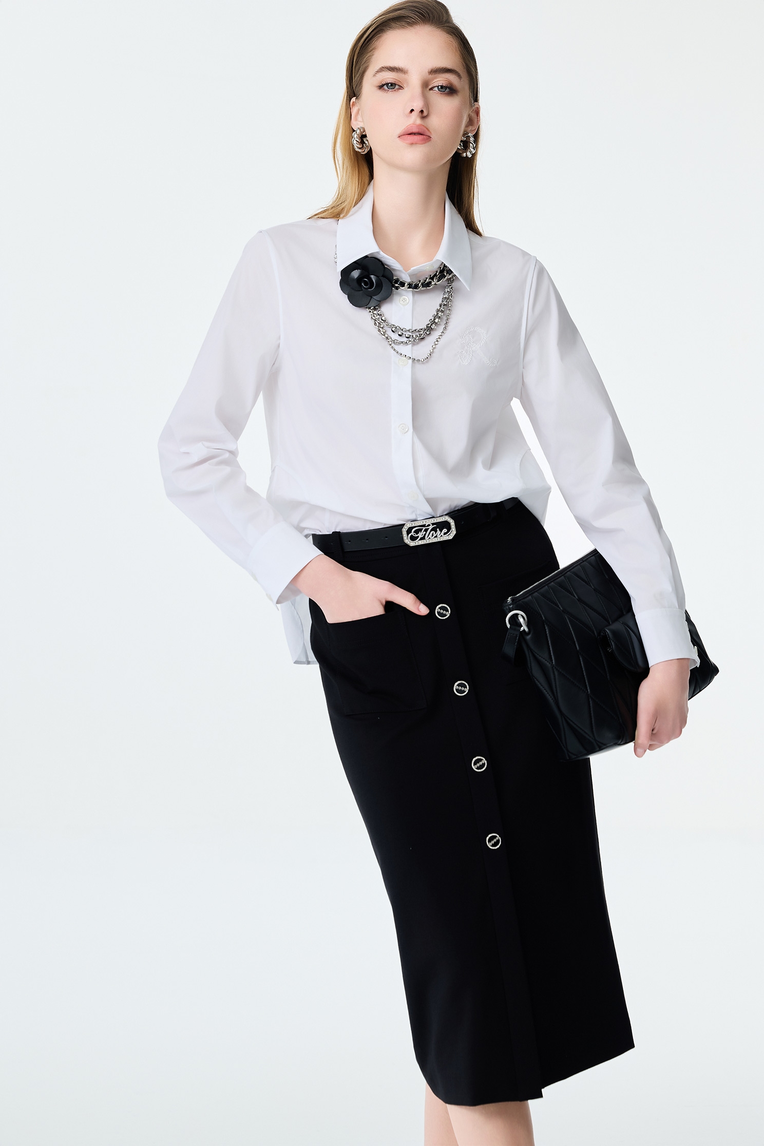 平塔克線條設計白襯衫平塔克線條設計白襯衫,上班OL穿搭,春夏穿搭,繡花,襯衫