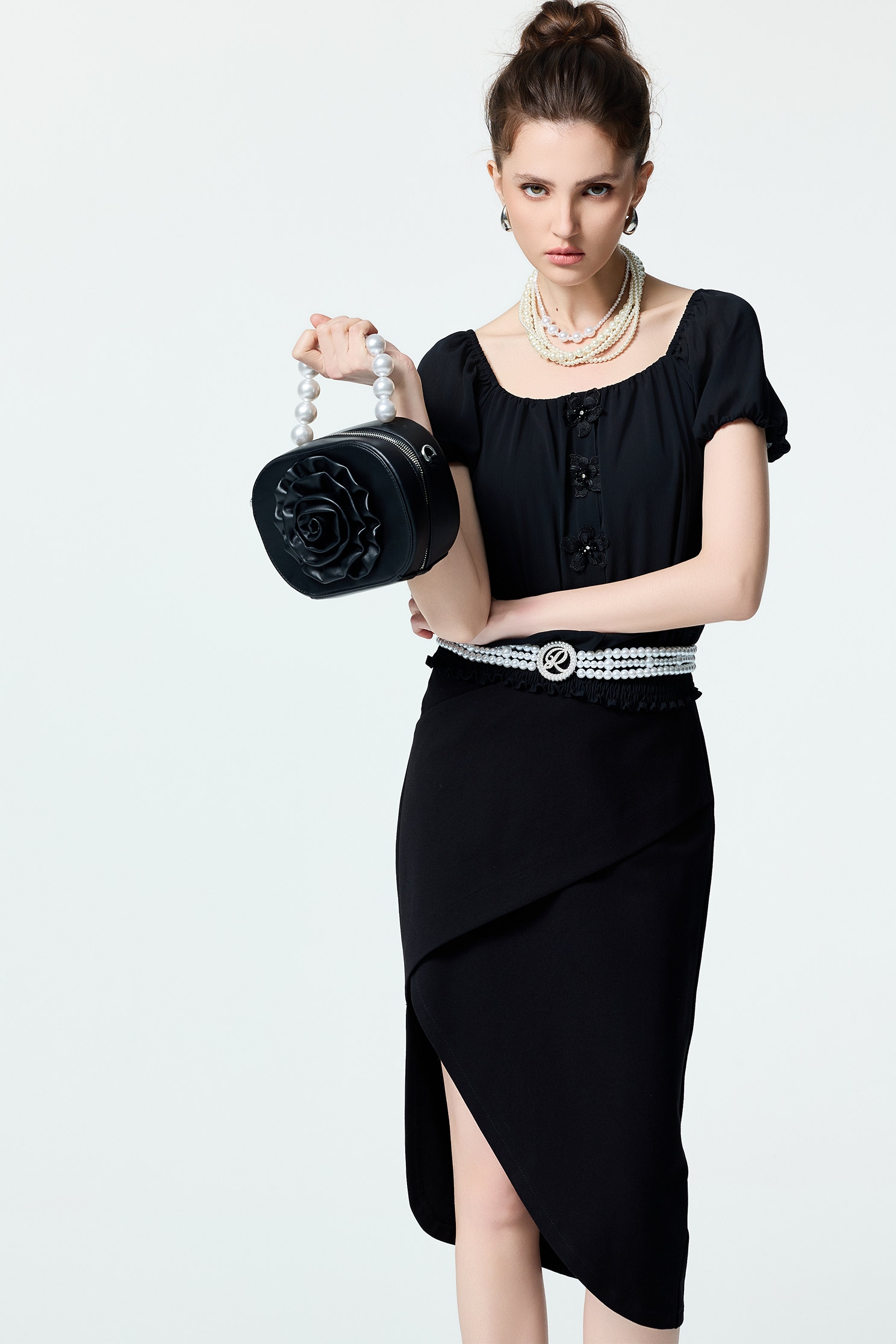 花朵縫飾楊柳雪紡上衣花朵縫飾楊柳雪紡上衣,上衣,人氣商品,春夏穿搭,約會特輯,花花世界,輕奢度假,輕奢渡假,雪紡,雪紡上衣