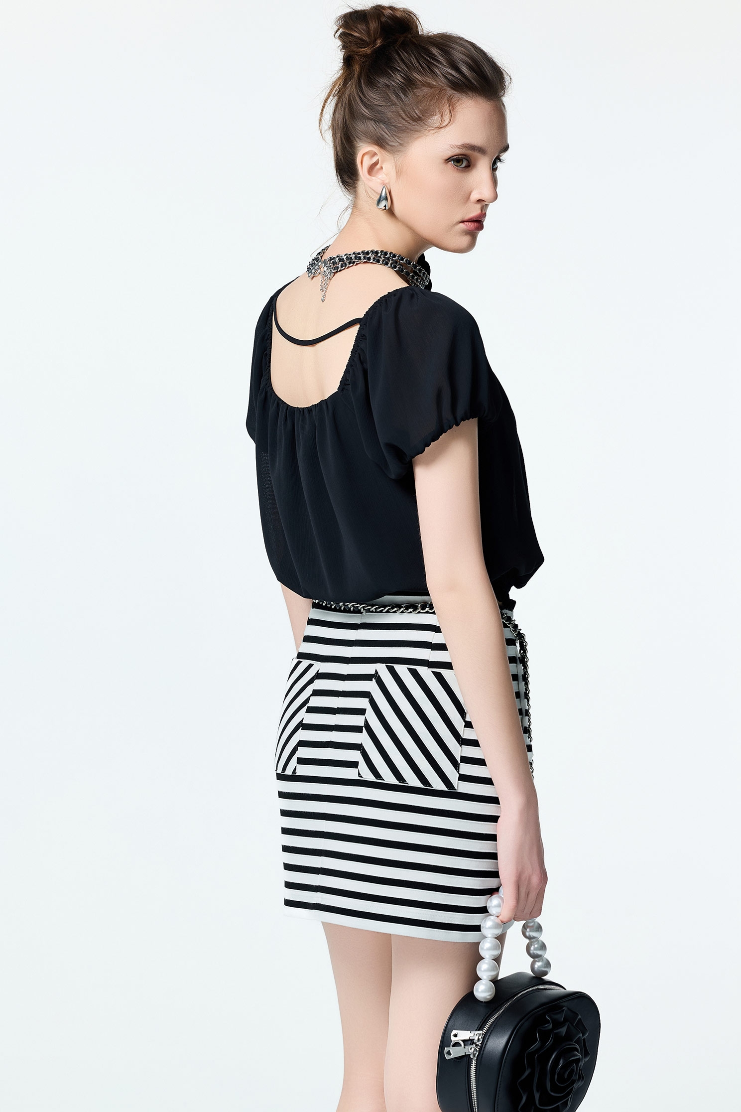 花朵縫飾楊柳雪紡上衣花朵縫飾楊柳雪紡上衣,上衣,人氣商品,春夏穿搭,約會特輯,花花世界,輕奢度假,輕奢渡假,雪紡,雪紡上衣