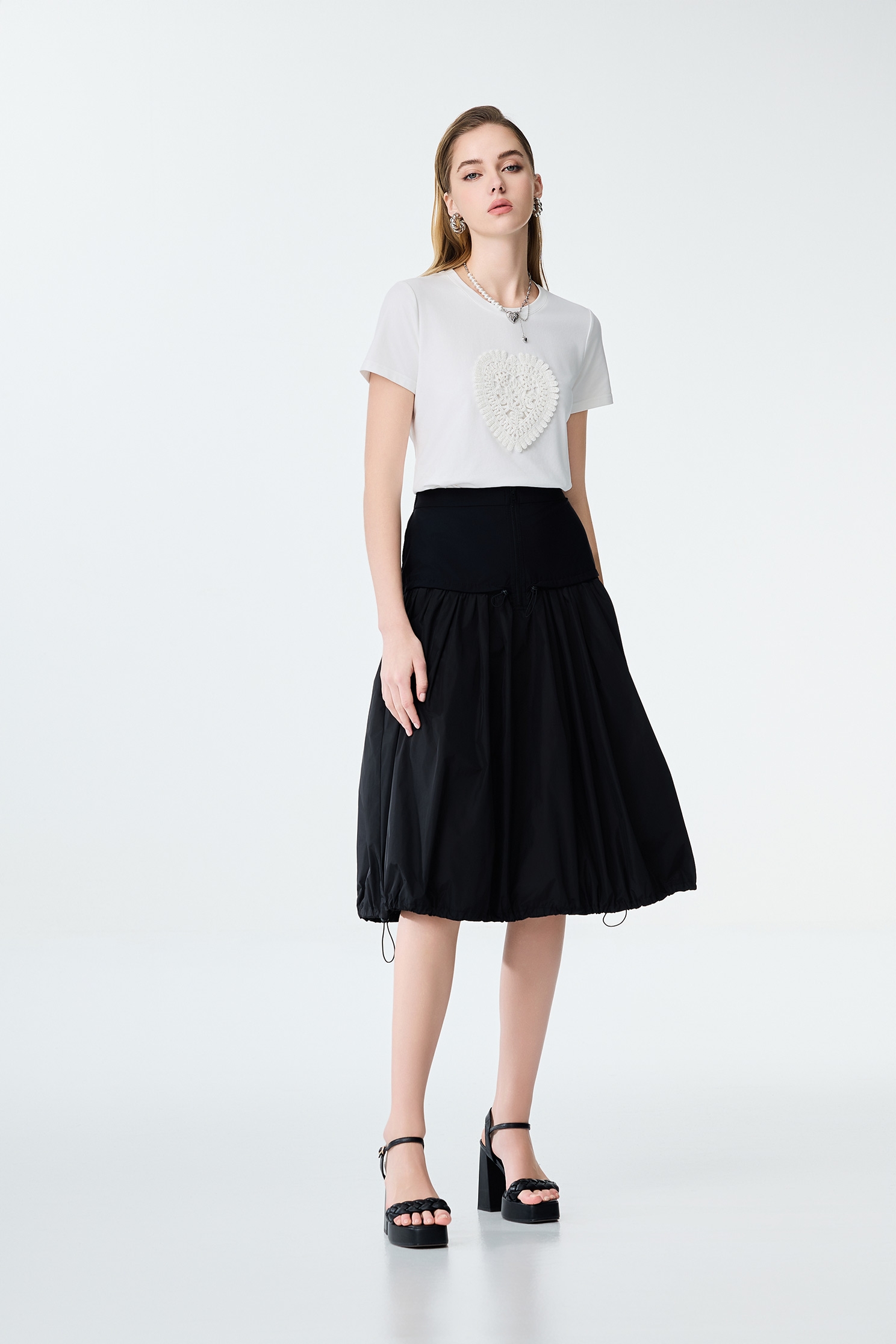 愛心手勾蕾絲白Ｔ愛心手勾蕾絲白Ｔ,T-Shirt,春夏穿搭,約會特輯,純棉,蕾絲,輕奢度假,輕奢渡假