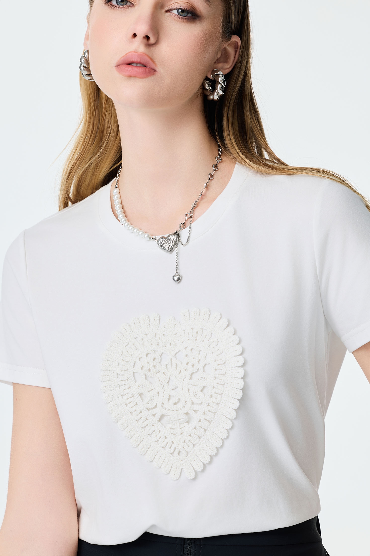 愛心手勾蕾絲白Ｔ愛心手勾蕾絲白Ｔ,T-Shirt,春夏穿搭,約會特輯,純棉,蕾絲,輕奢度假,輕奢渡假