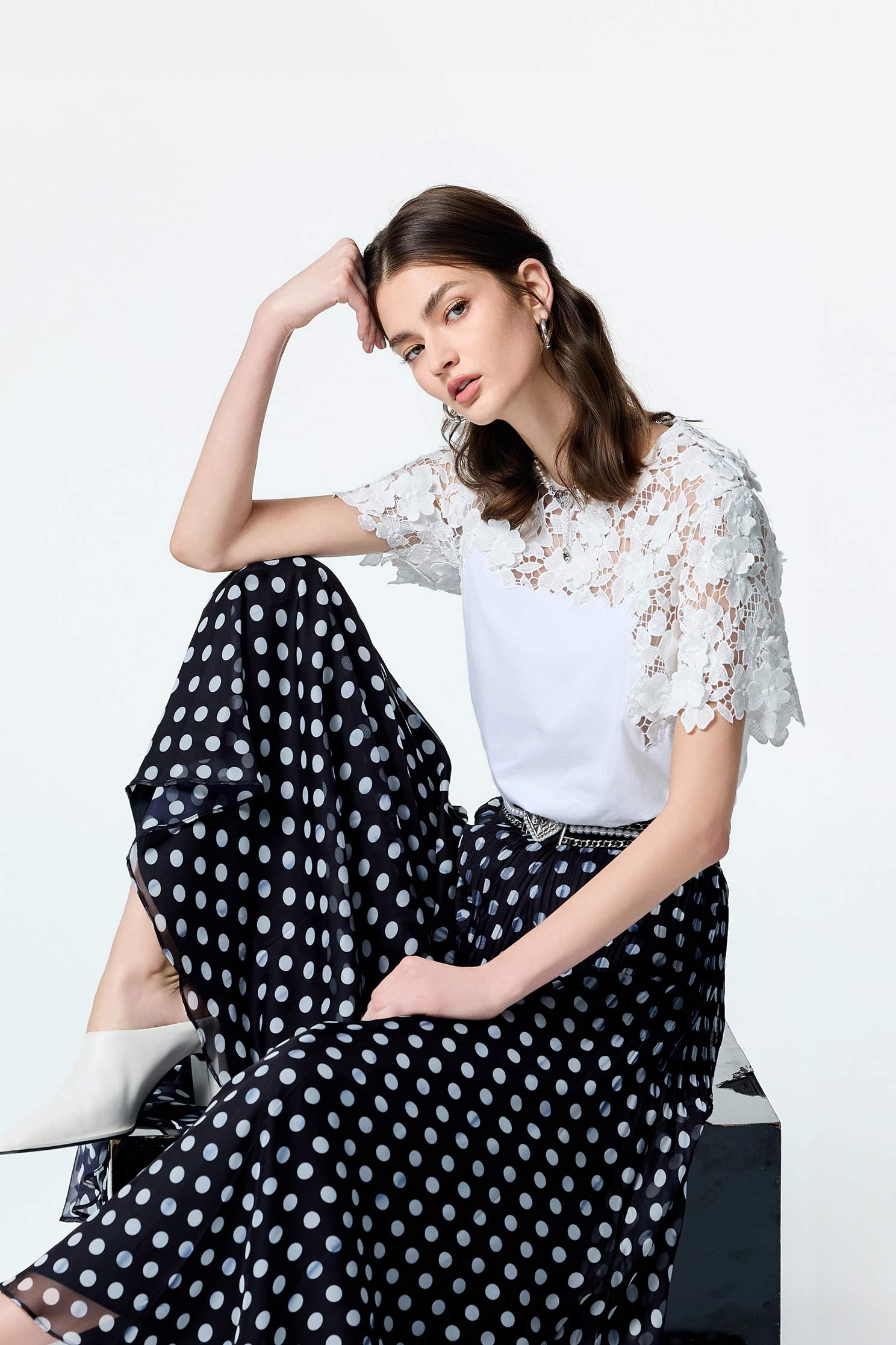 立體花蕾絲質感T立體花蕾絲質感T,上衣,人氣商品,春夏穿搭,約會特輯,繡花,花花世界,蕾絲