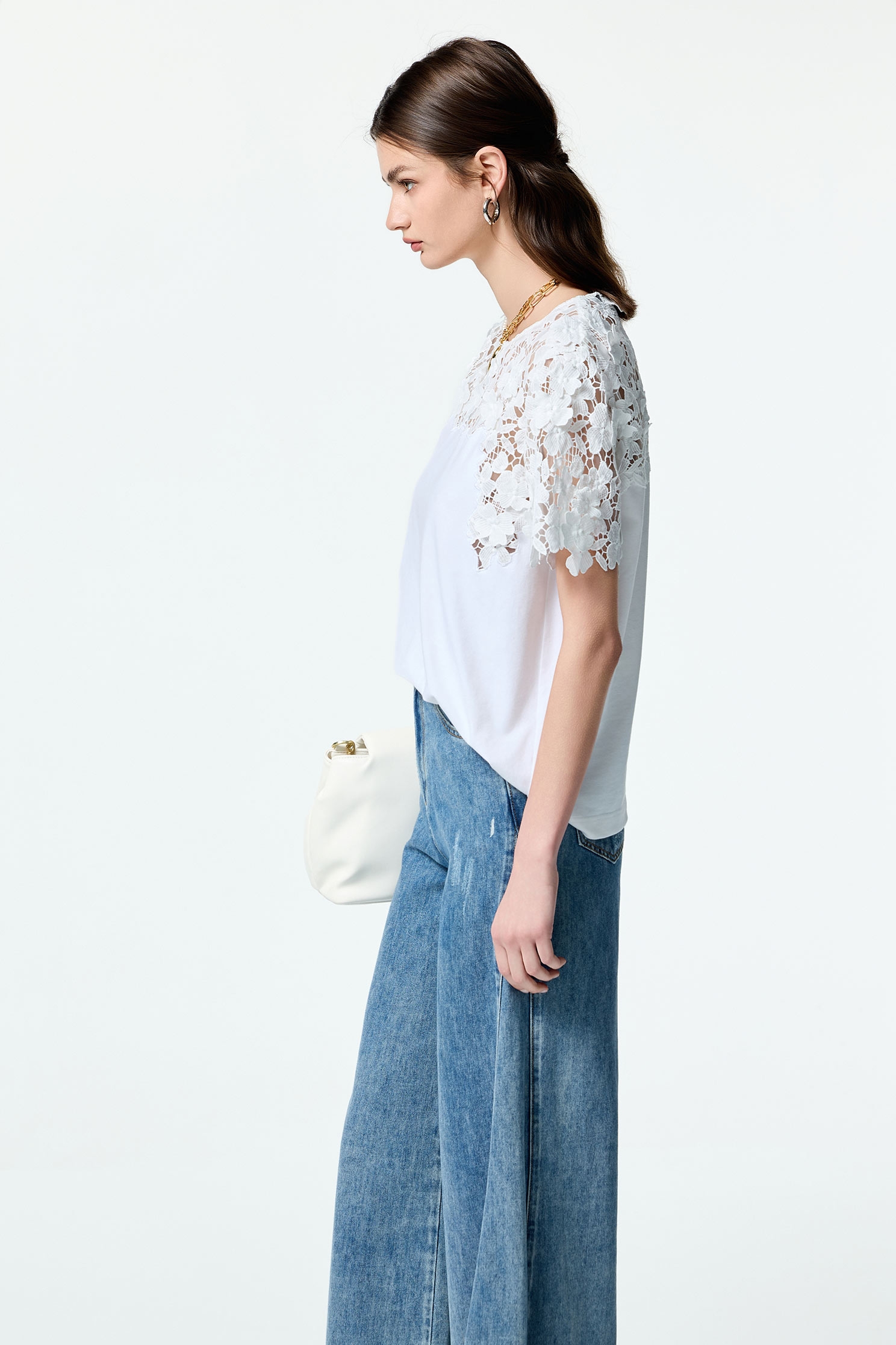 立體花蕾絲質感T立體花蕾絲質感T,上衣,人氣商品,春夏穿搭,約會特輯,繡花,花花世界,蕾絲