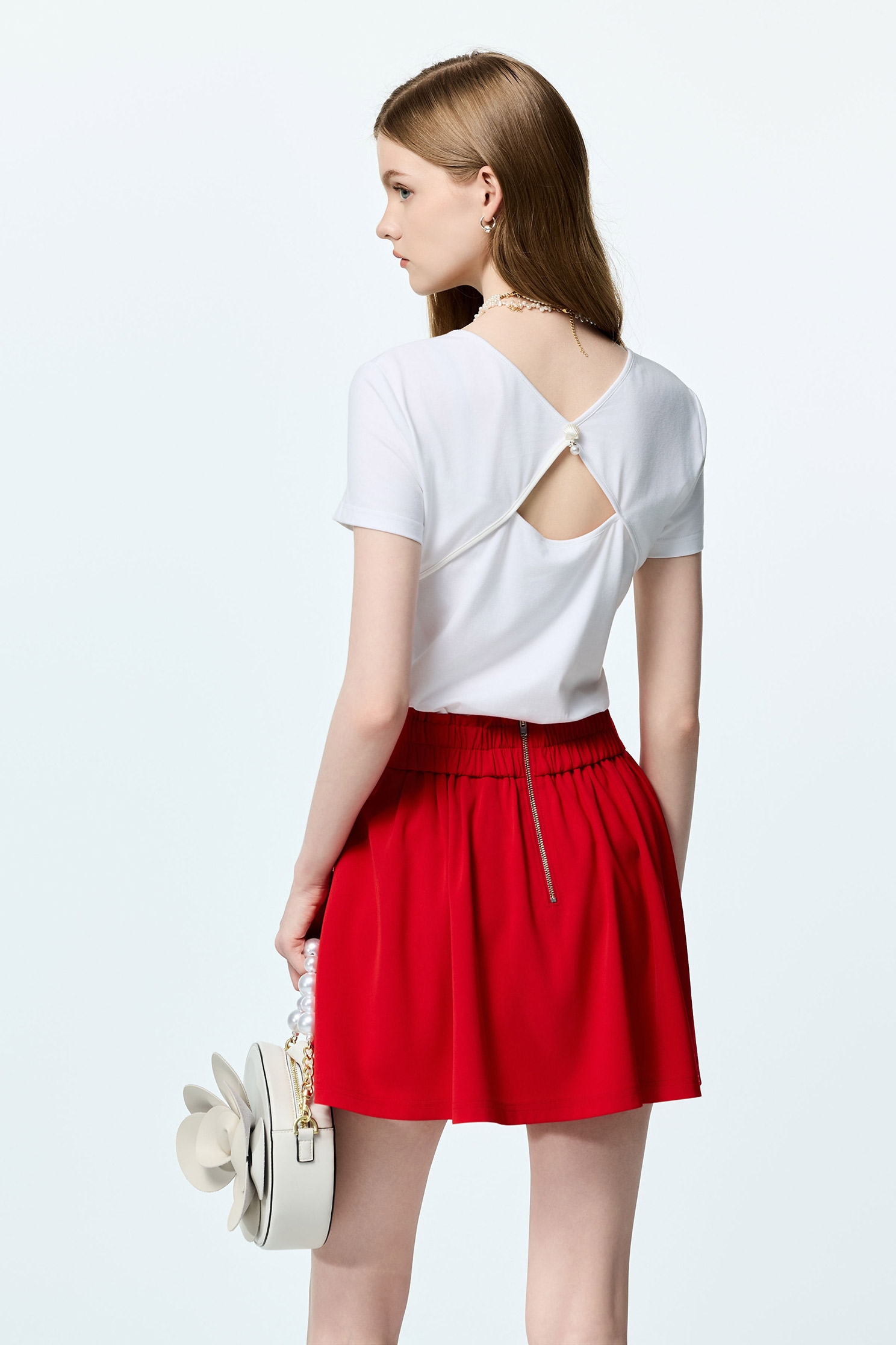 簍空洞造型背T恤上衣簍空洞造型背T恤上衣,T恤,上衣,春夏穿搭,約會特輯,純棉,輕奢度假,輕奢渡假