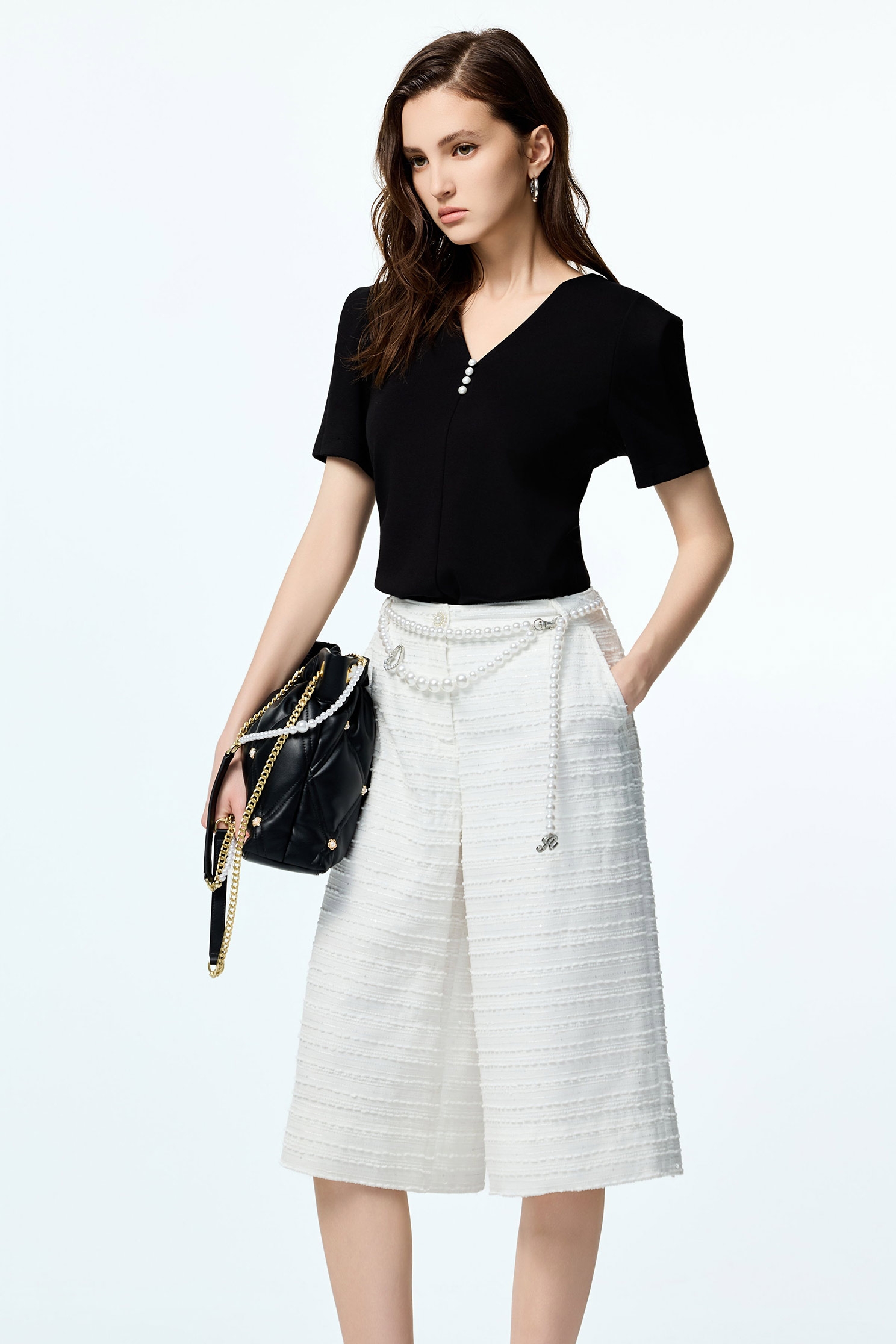 極致黑V領珍珠縫飾絲光單品T極致黑V領珍珠縫飾絲光單品T,上班OL穿搭,上衣,珍珠,秋冬穿搭