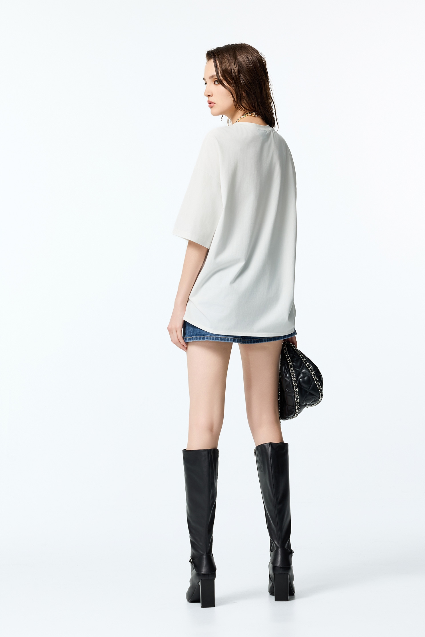 白奎色男友風Ｔ恤上衣白奎色男友風Ｔ恤上衣,T-Shirt,T恤,上衣,刺繡,秋冬穿搭,輕奢度假,輕奢渡假