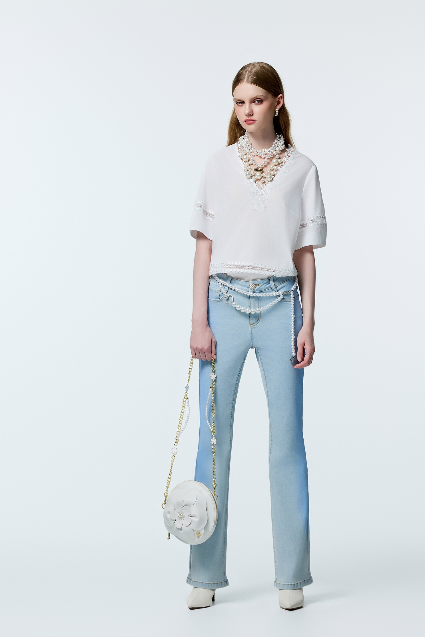 光學白崁蕾絲上衣光學白崁蕾絲上衣,V領上衣,上衣,人氣商品,秋冬穿搭,約會特輯,蕾絲,蕾絲上衣,輕奢度假,輕奢渡假