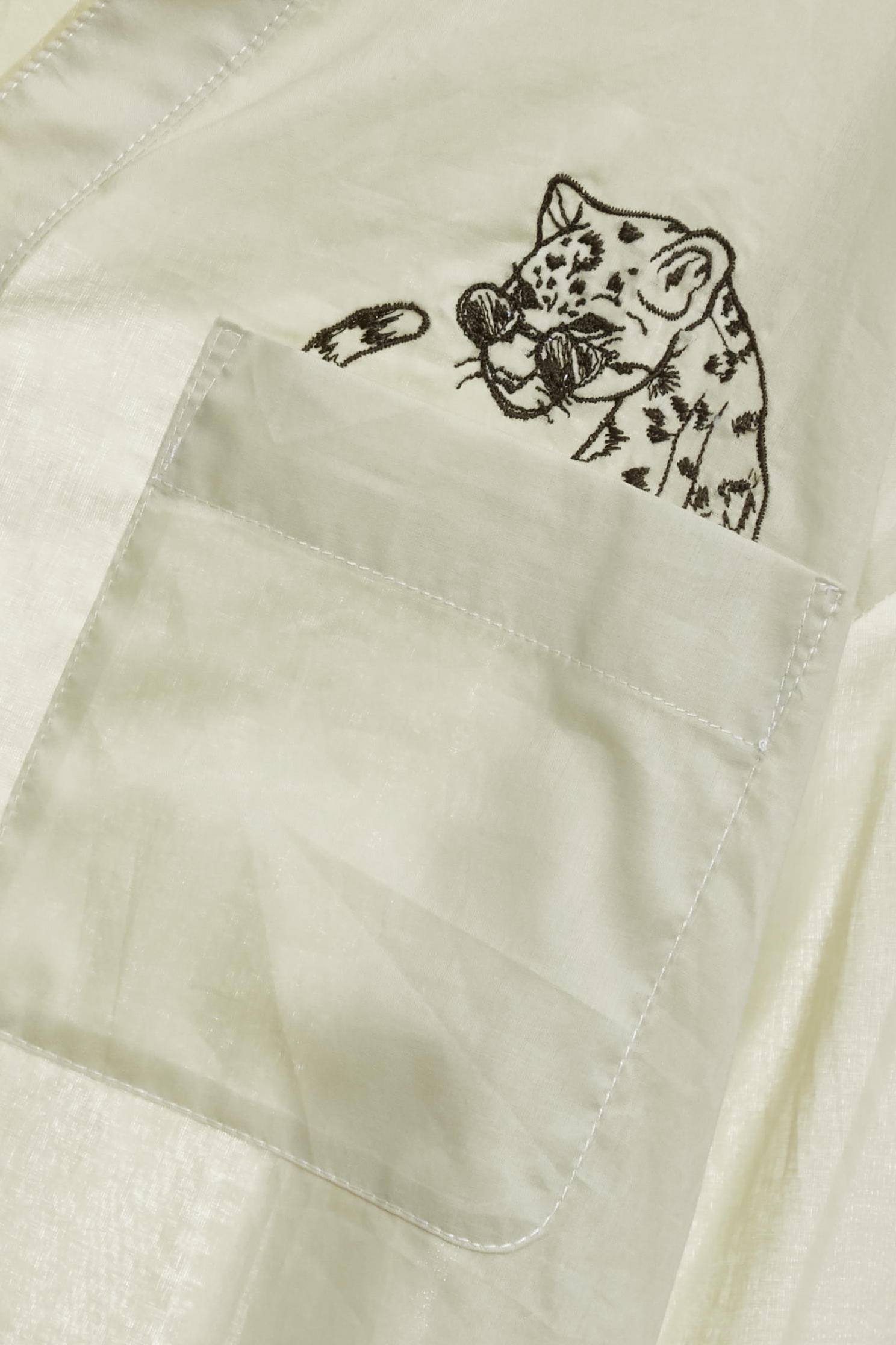 海帶綠花豹刺繡上衣海帶綠花豹刺繡上衣,V領上衣,上班OL穿搭,上衣,刺繡,秋冬穿搭,繡花上衣,襯衫