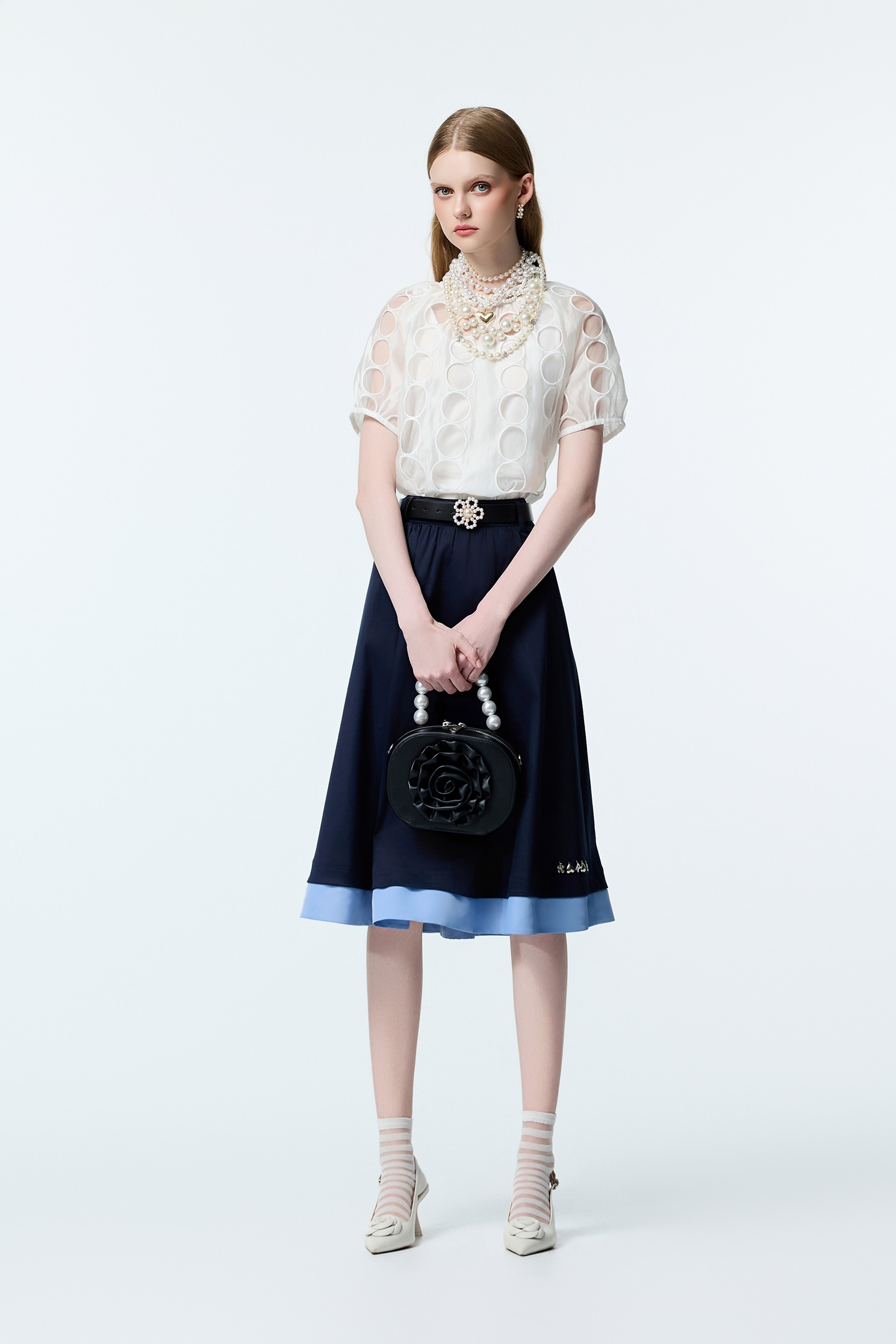 漸層簍空點點刺繡上衣漸層簍空點點刺繡上衣,上衣,內搭上衣,刺繡,波點,珍珠,秋冬穿搭,約會特輯,繡花上衣,輕奢度假,輕奢渡假