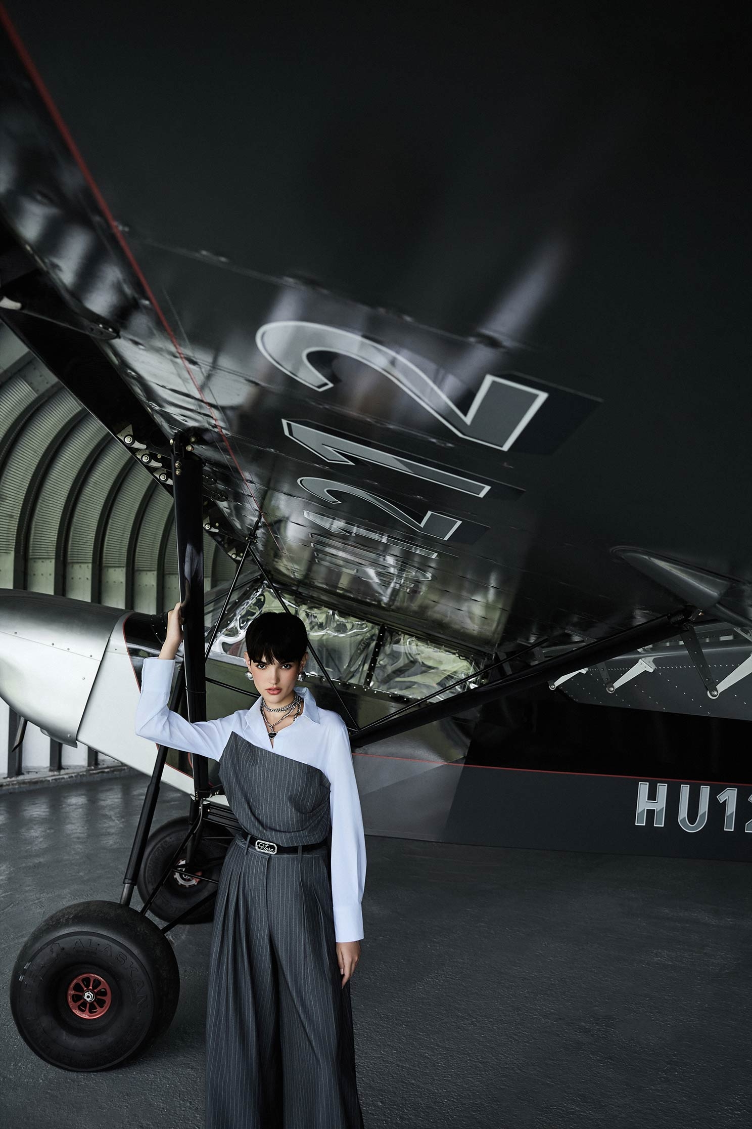 靜謐灰馬甲襯衫上衣靜謐灰馬甲襯衫上衣,上班OL穿搭,上衣,人氣商品,時髦成套搭配,條紋,秋冬穿搭,襯衫