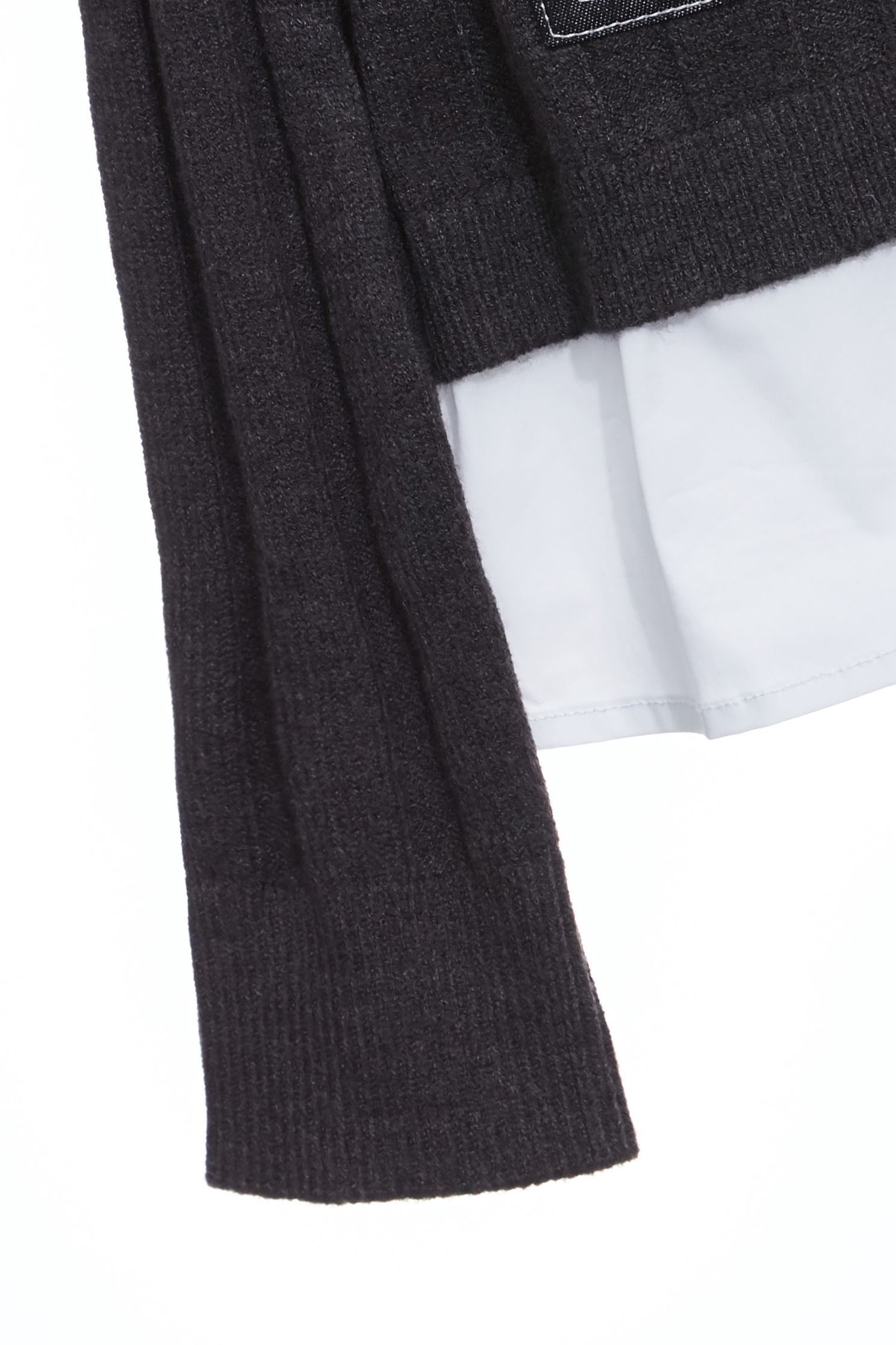 靜謐灰假兩件針織上衣靜謐灰假兩件針織上衣,上班OL穿搭,上衣,人氣商品,條紋,秋冬穿搭,簡約穿搭,約會特輯,襯衫,針織,針織上衣,針織衫