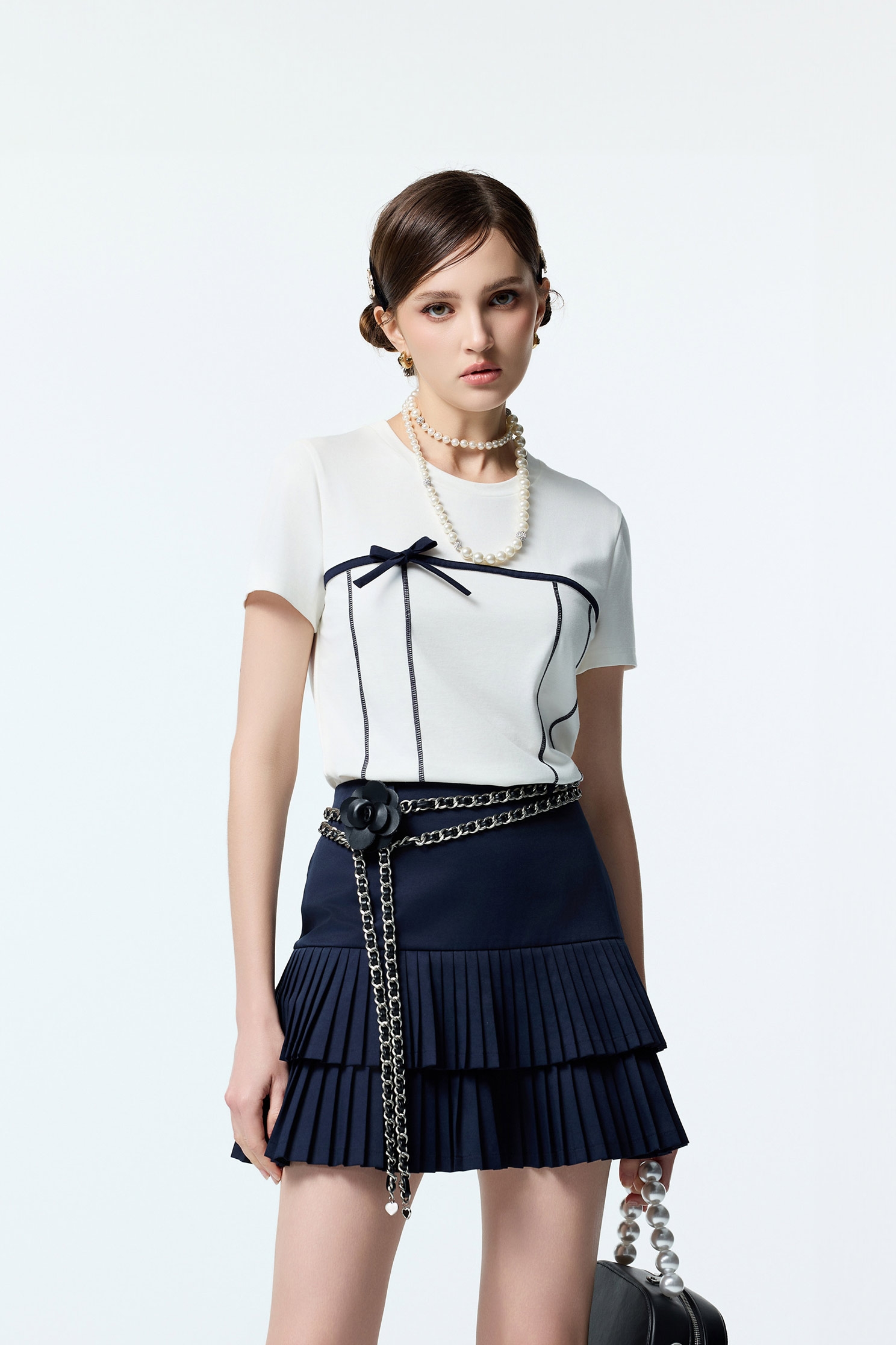 撞色刺繡偽Ｔ恤上衣撞色刺繡偽Ｔ恤上衣,T恤,上班OL穿搭,上衣,人氣商品,刺繡,秋冬穿搭,簡約穿搭,約會特輯,蝴蝶結