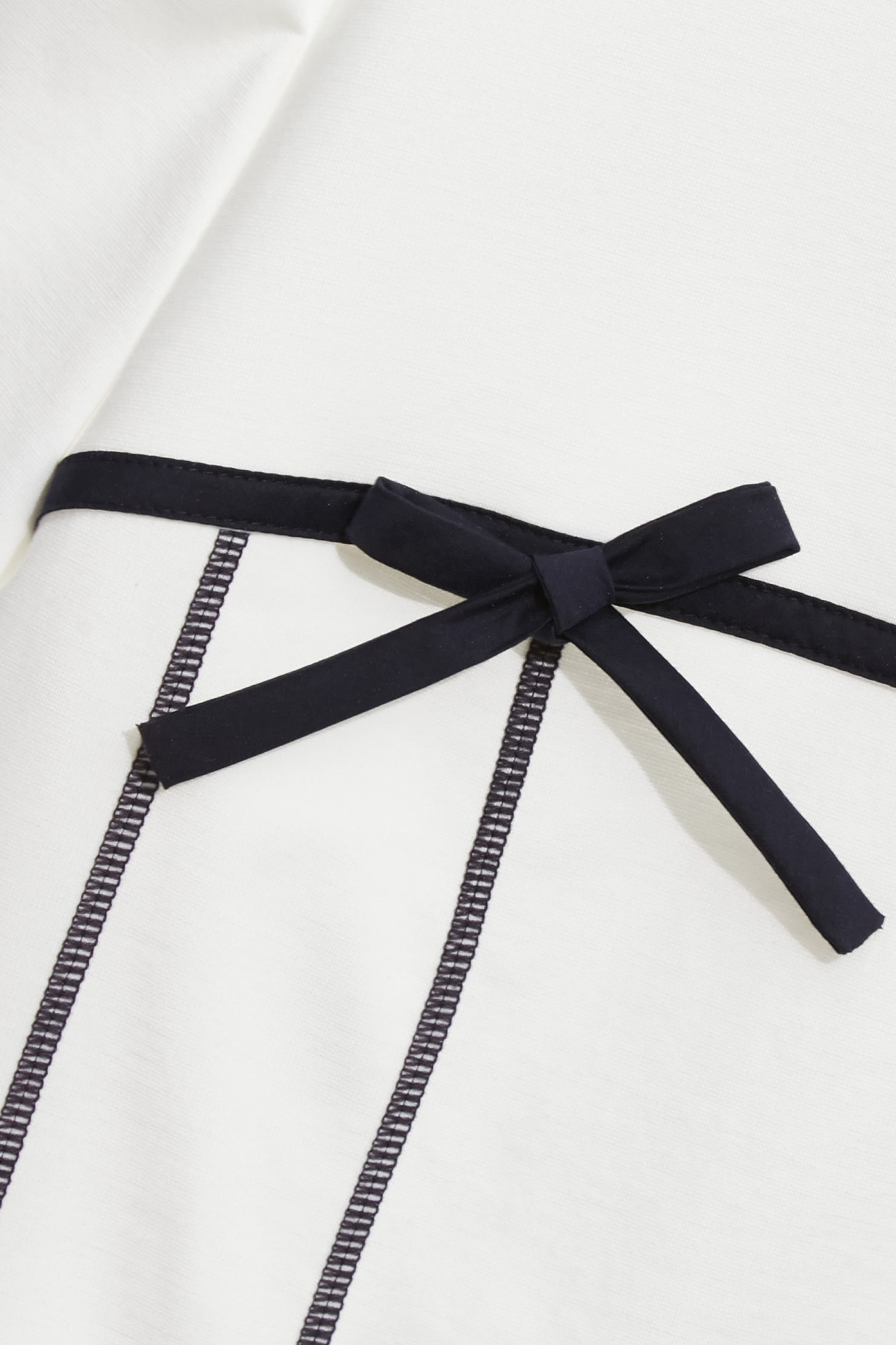 撞色刺繡偽Ｔ恤上衣撞色刺繡偽Ｔ恤上衣,T恤,上班OL穿搭,上衣,人氣商品,刺繡,秋冬穿搭,簡約穿搭,約會特輯,蝴蝶結