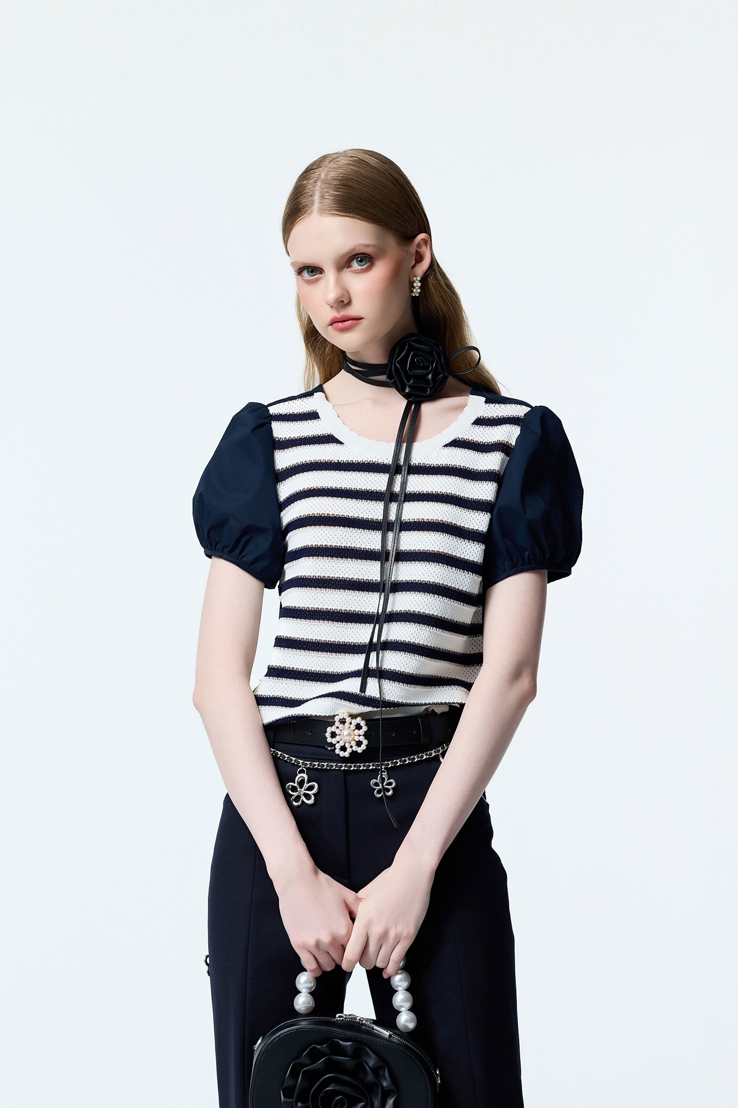 海軍藍鑲剪接異材質上衣海軍藍鑲剪接異材質上衣,上班OL穿搭,上衣,條紋,秋冬穿搭,約會特輯,輕奢度假,輕奢渡假,針織,針織上衣,針織衫