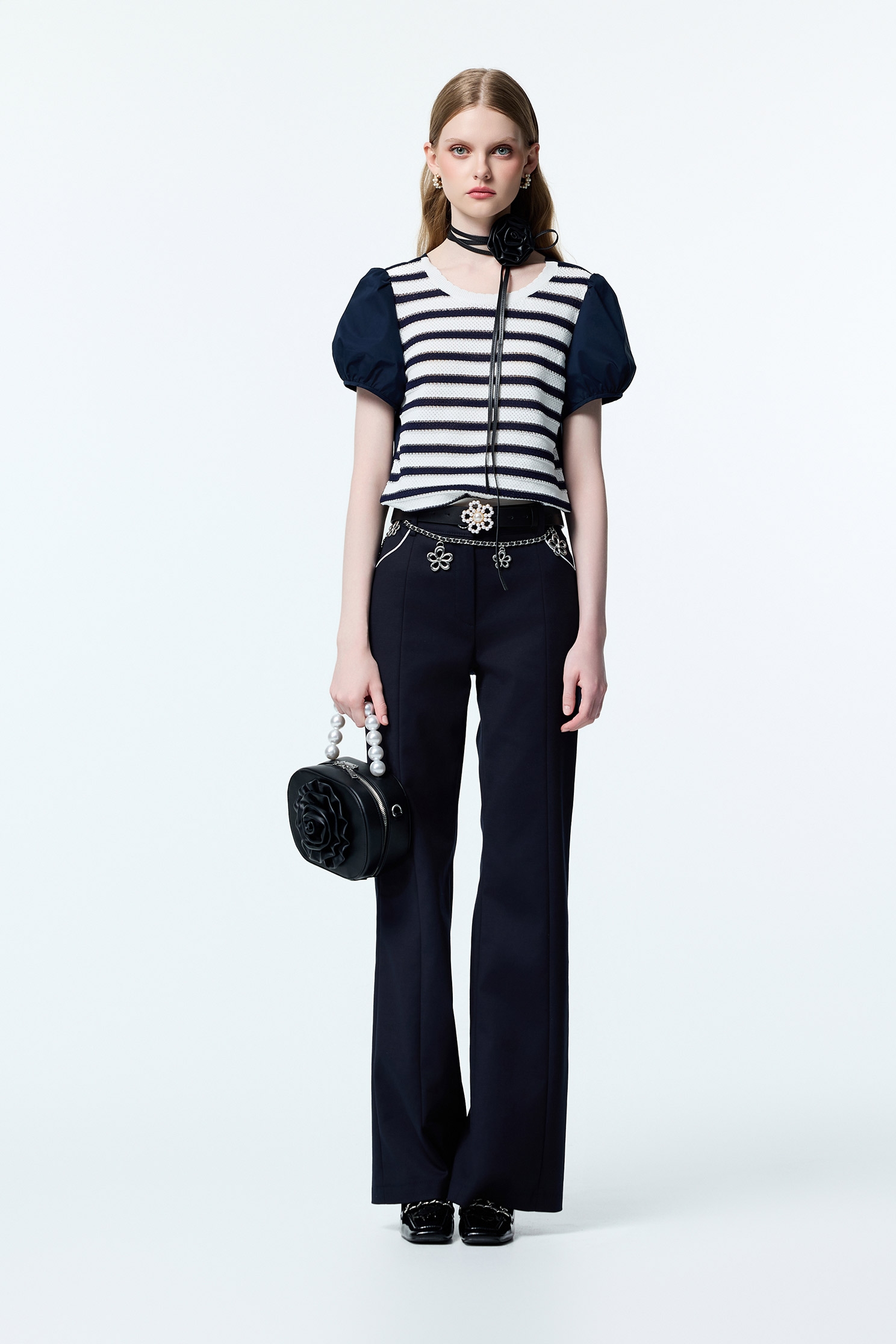 海軍藍鑲剪接異材質上衣海軍藍鑲剪接異材質上衣,上班OL穿搭,上衣,條紋,秋冬穿搭,約會特輯,輕奢度假,輕奢渡假,針織,針織上衣,針織衫