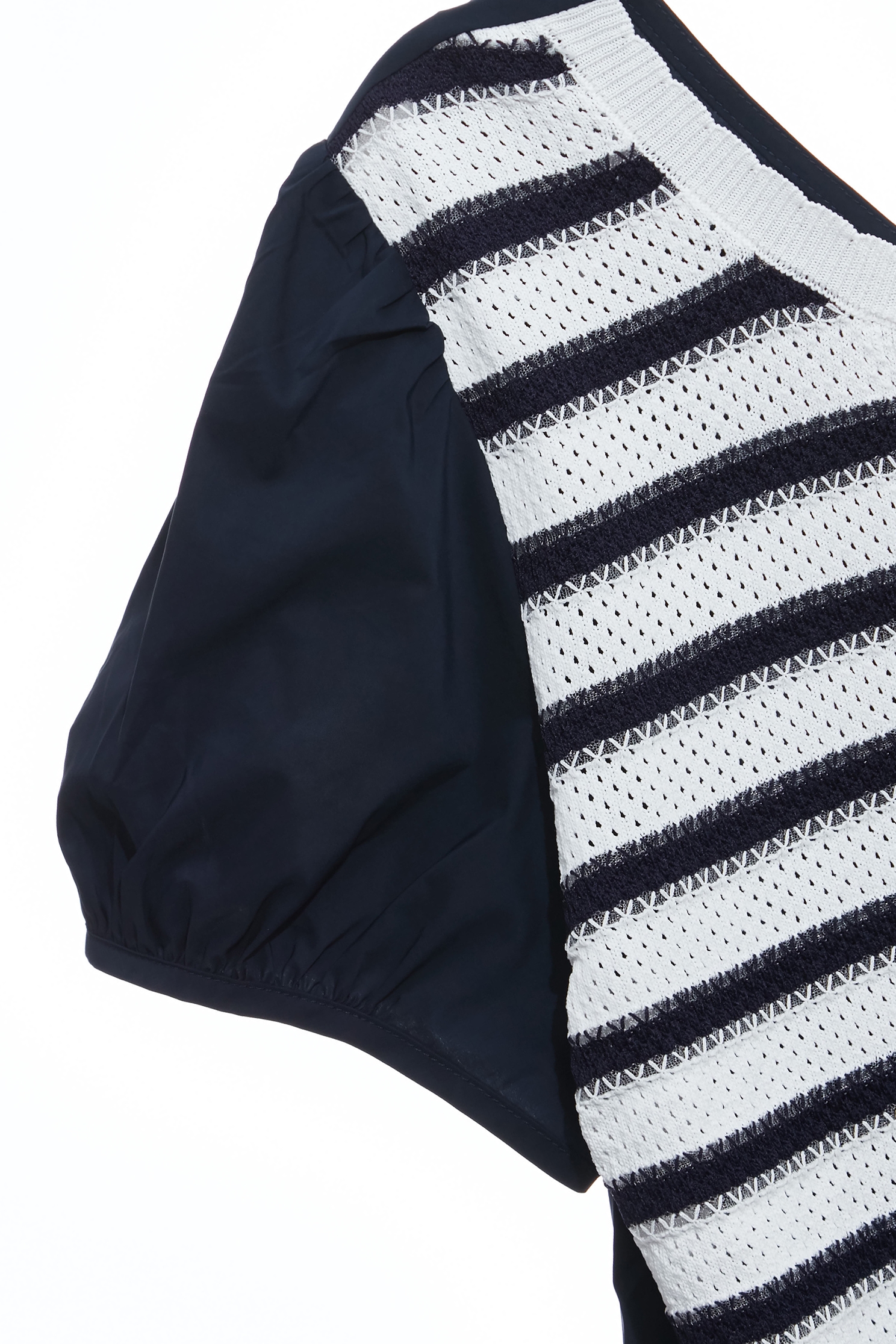 海軍藍鑲剪接異材質上衣海軍藍鑲剪接異材質上衣,上班OL穿搭,上衣,條紋,秋冬穿搭,約會特輯,輕奢度假,輕奢渡假,針織,針織上衣,針織衫