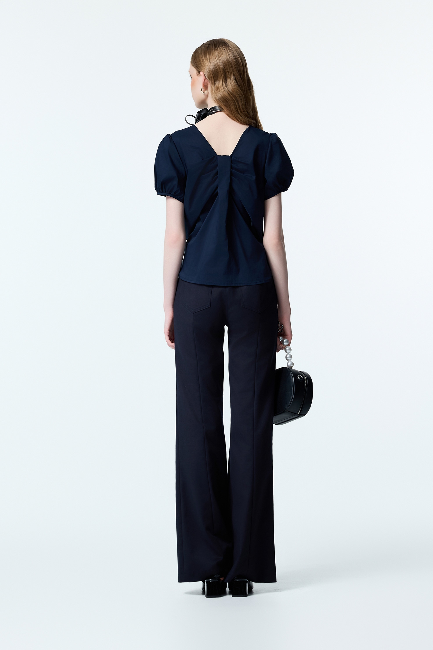 海軍藍鑲剪接異材質上衣海軍藍鑲剪接異材質上衣,上班OL穿搭,上衣,條紋,秋冬穿搭,約會特輯,輕奢度假,輕奢渡假,針織,針織上衣,針織衫