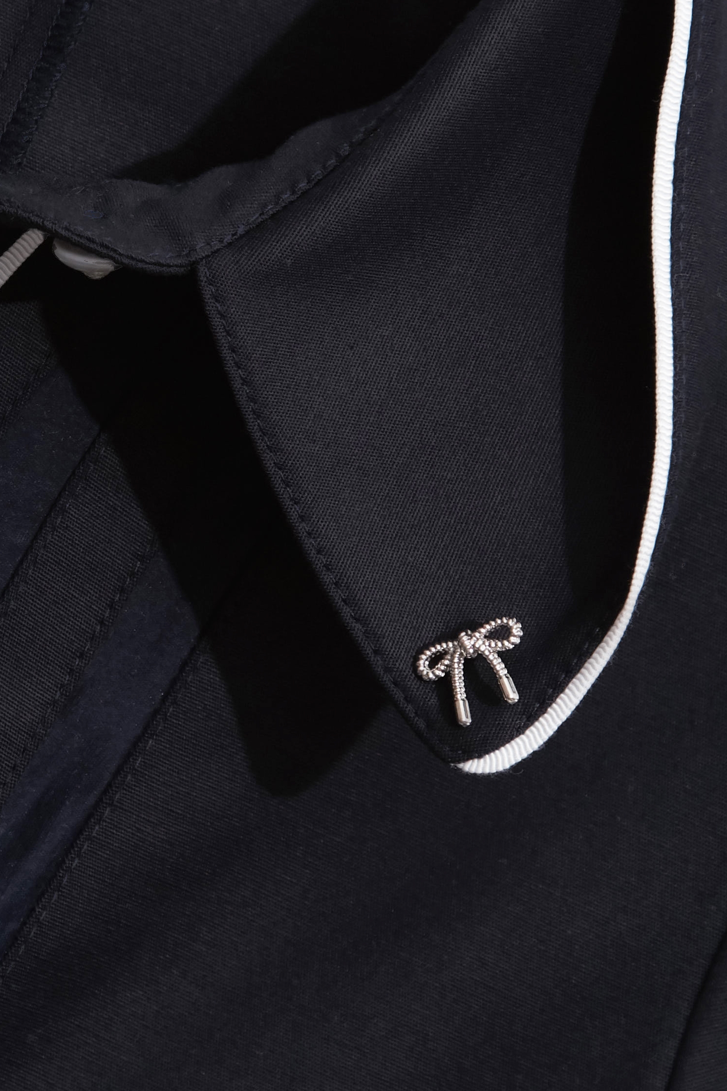 海軍藍鑲撞色邊上衣海軍藍鑲撞色邊上衣,上班OL穿搭,上衣,人氣商品,秋冬穿搭,約會特輯,蝴蝶結