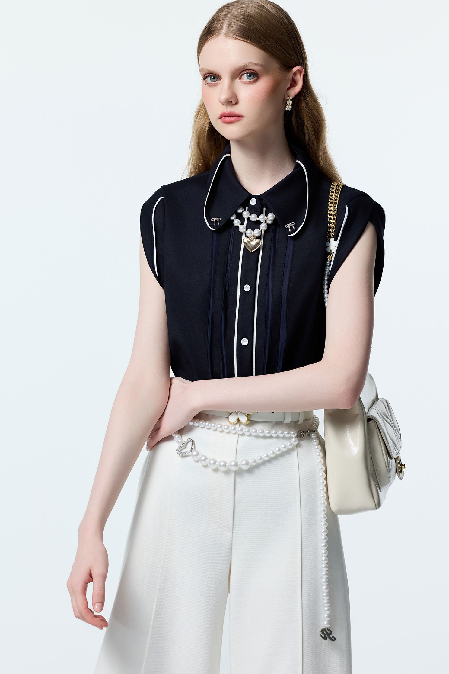 海軍藍鑲撞色邊上衣海軍藍鑲撞色邊上衣,上班OL穿搭,上衣,人氣商品,秋冬穿搭,約會特輯,蝴蝶結