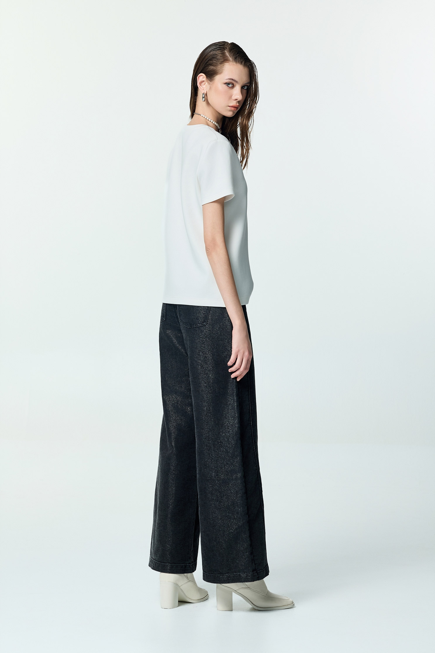 疊口袋造型Ｔ恤上衣疊口袋造型Ｔ恤上衣,T-Shirt,T恤,上衣,刺繡,秋冬穿搭,簡約穿搭,輕奢度假,輕奢渡假