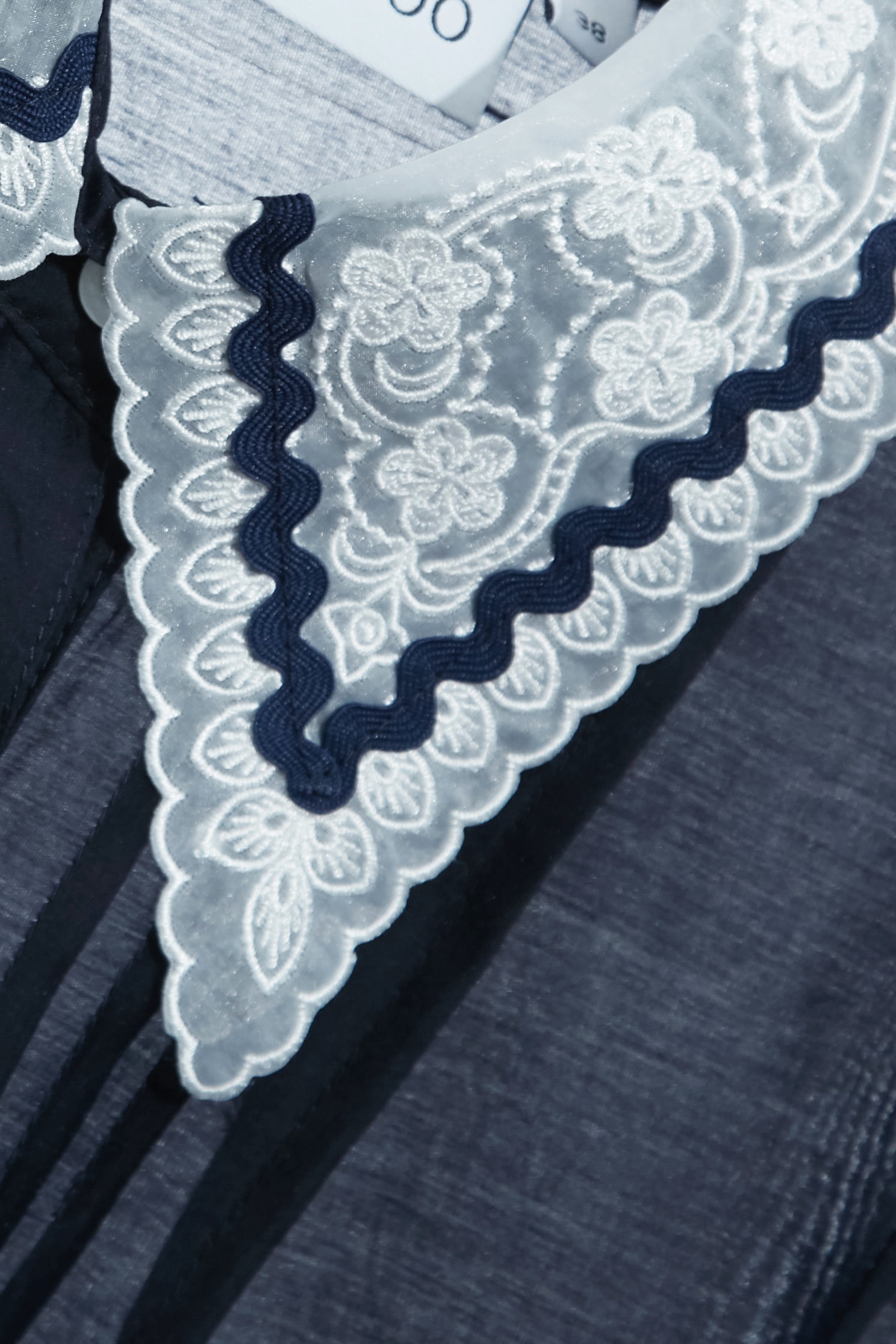 海軍藍絲棉襯衫海軍藍絲棉襯衫,上班OL穿搭,刺繡,秋冬穿搭,花花世界,襯衫