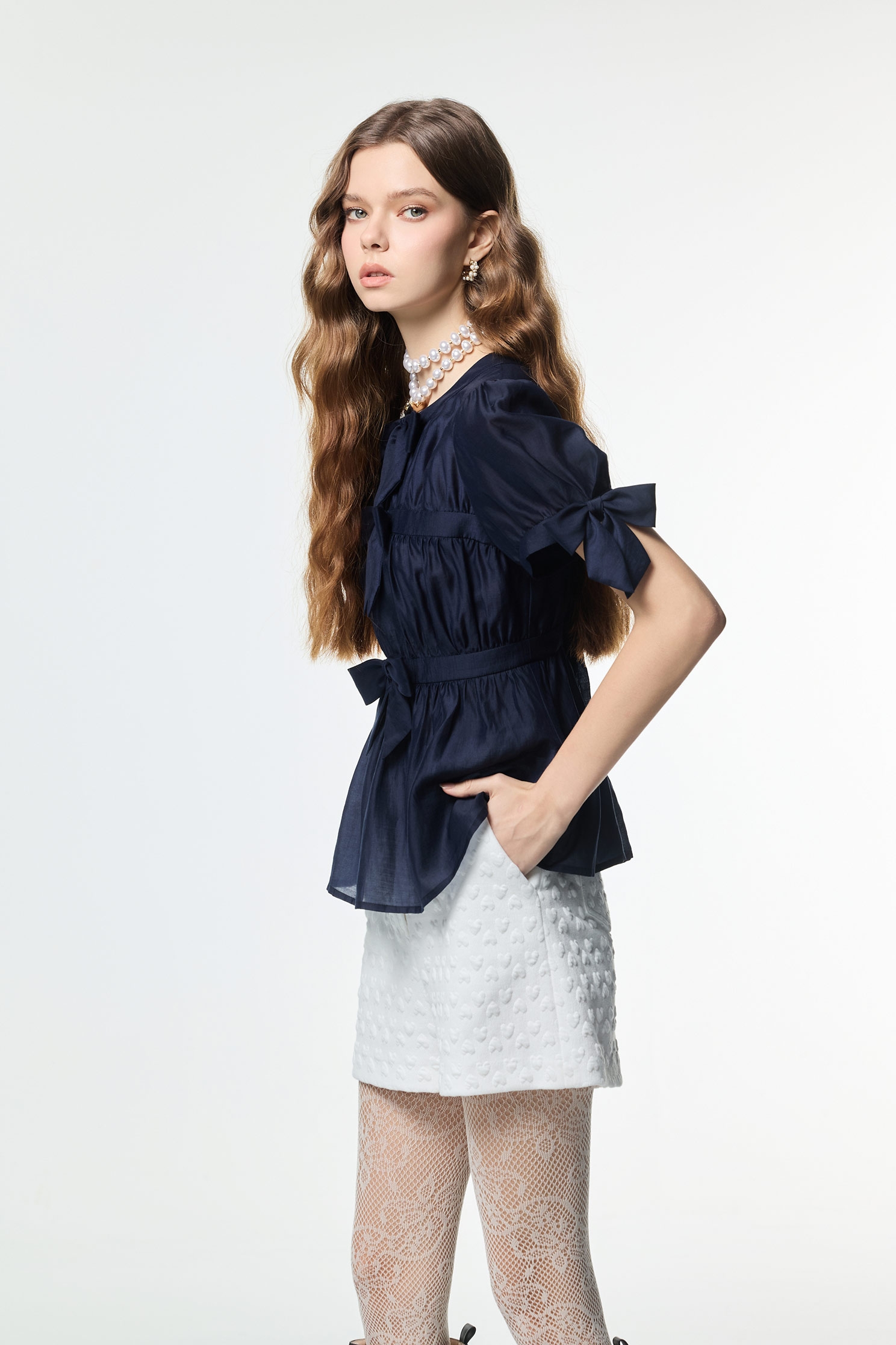 綴蝴蝶結造型單品上衣綴蝴蝶結造型單品上衣,上班OL穿搭,上衣,秋冬穿搭,約會特輯,蝴蝶結