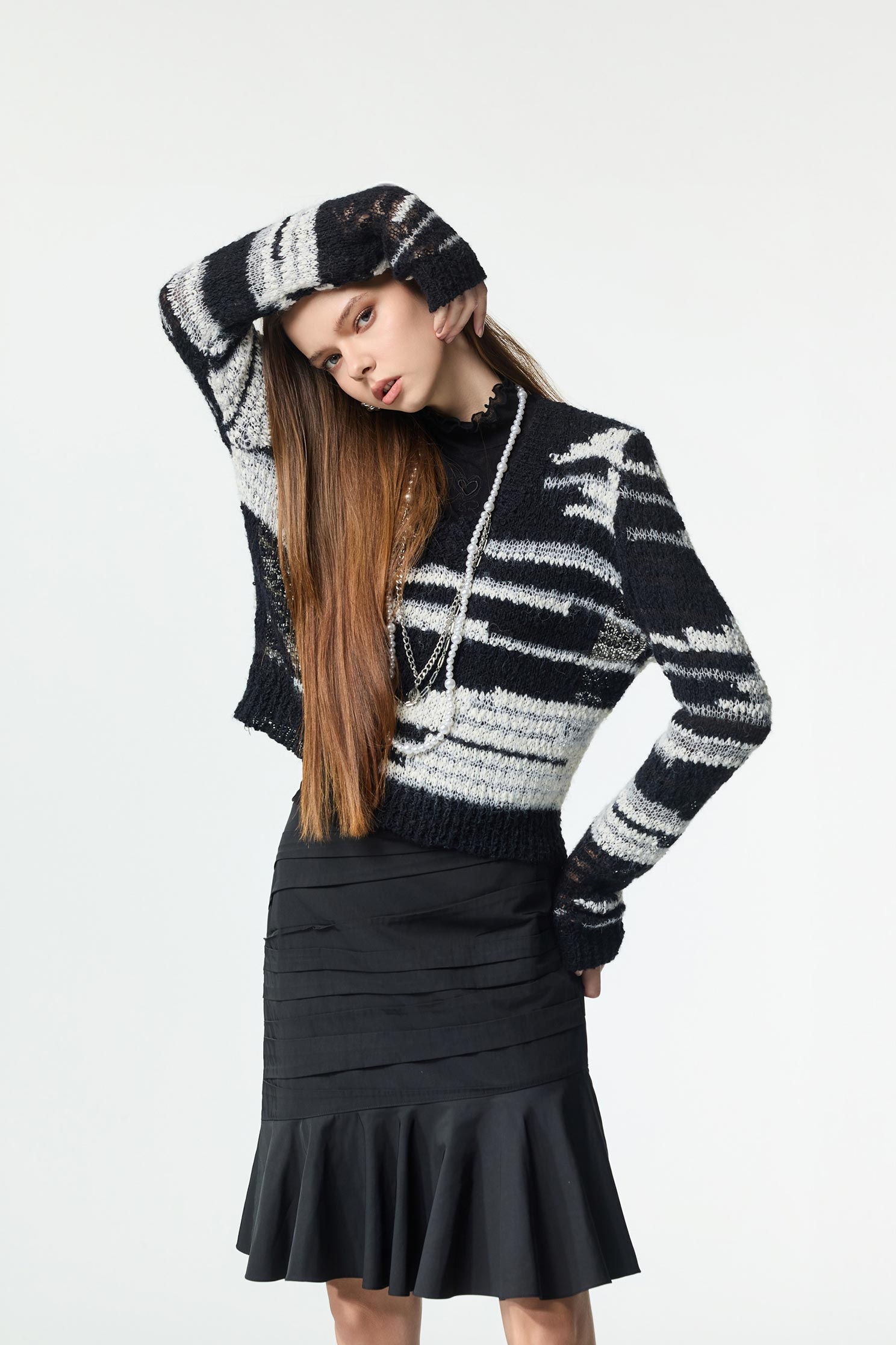 黑白V領針織上衣黑白引它夏V領針織單品,V領上衣,上班OL穿搭,上衣,條紋,秋冬穿搭,約會特輯,針織,針織上衣,針織衫